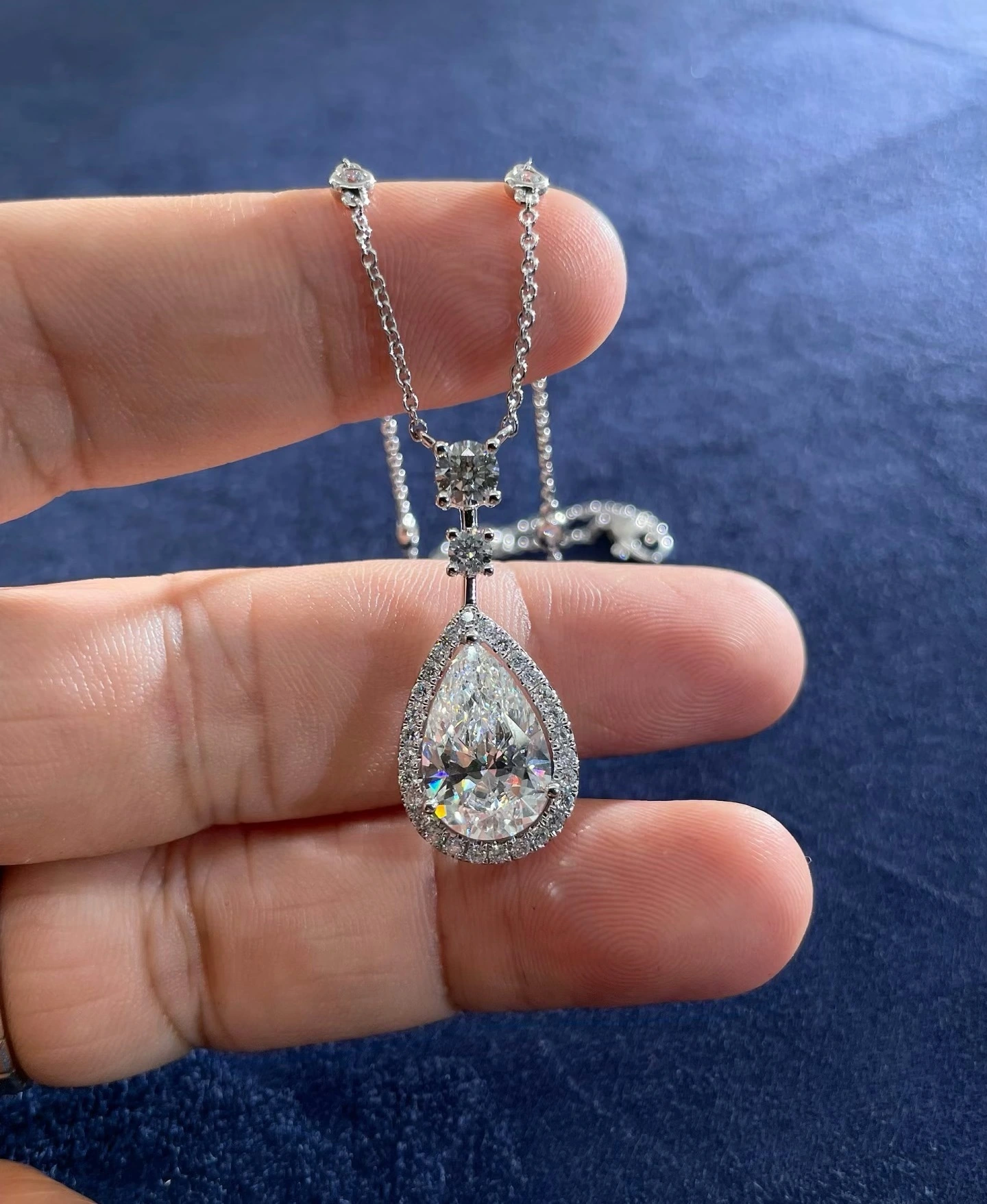 18K White Gold Pear Cut Lab Grown Diamond Luxurious Pendant 1