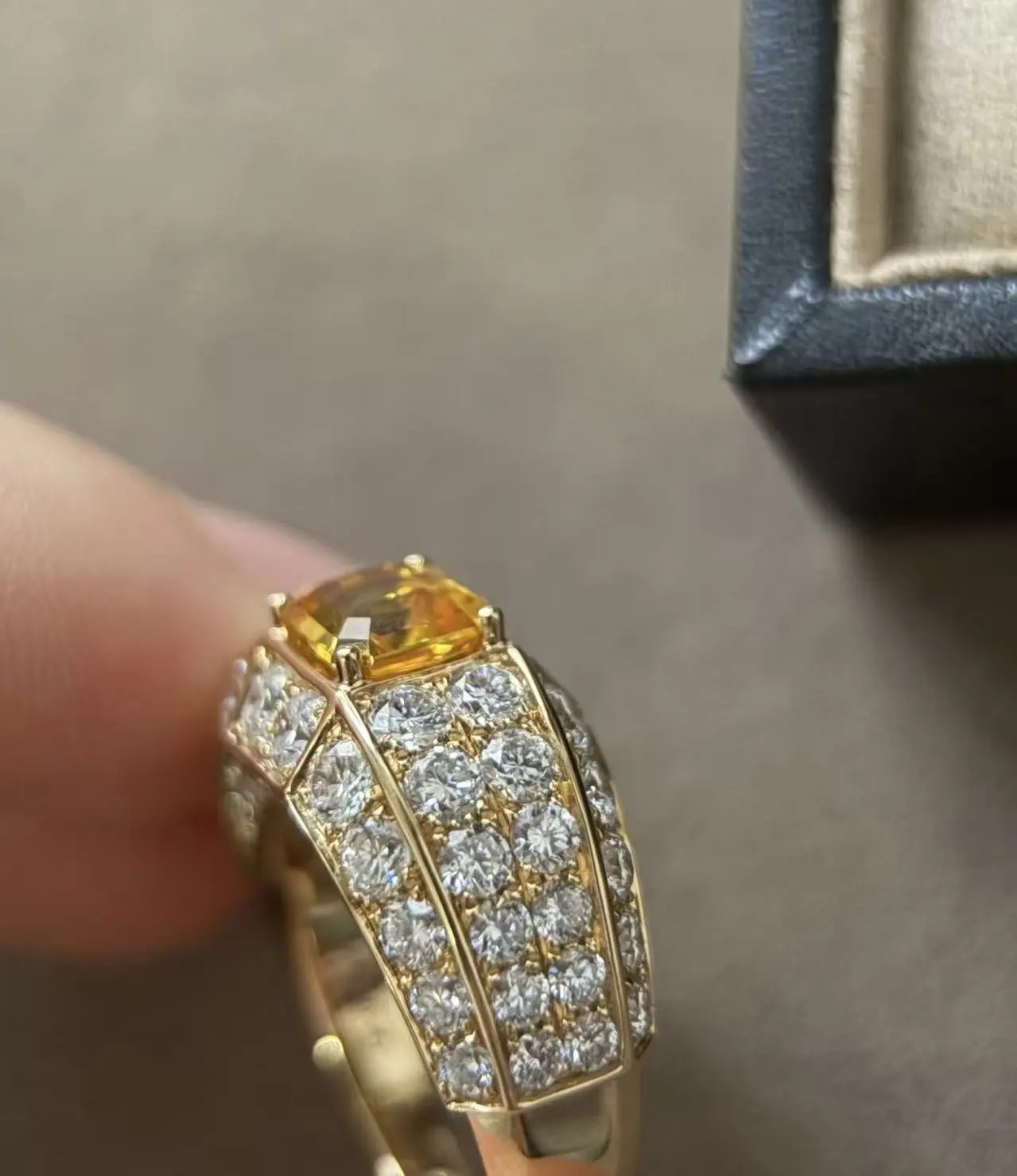 Anillo de compromiso personalizado de oro amarillo de 18 quilates con diamantes cultivados en laboratorio de alta calidad y claridad VVS1 de ZKZ Jewelry 1