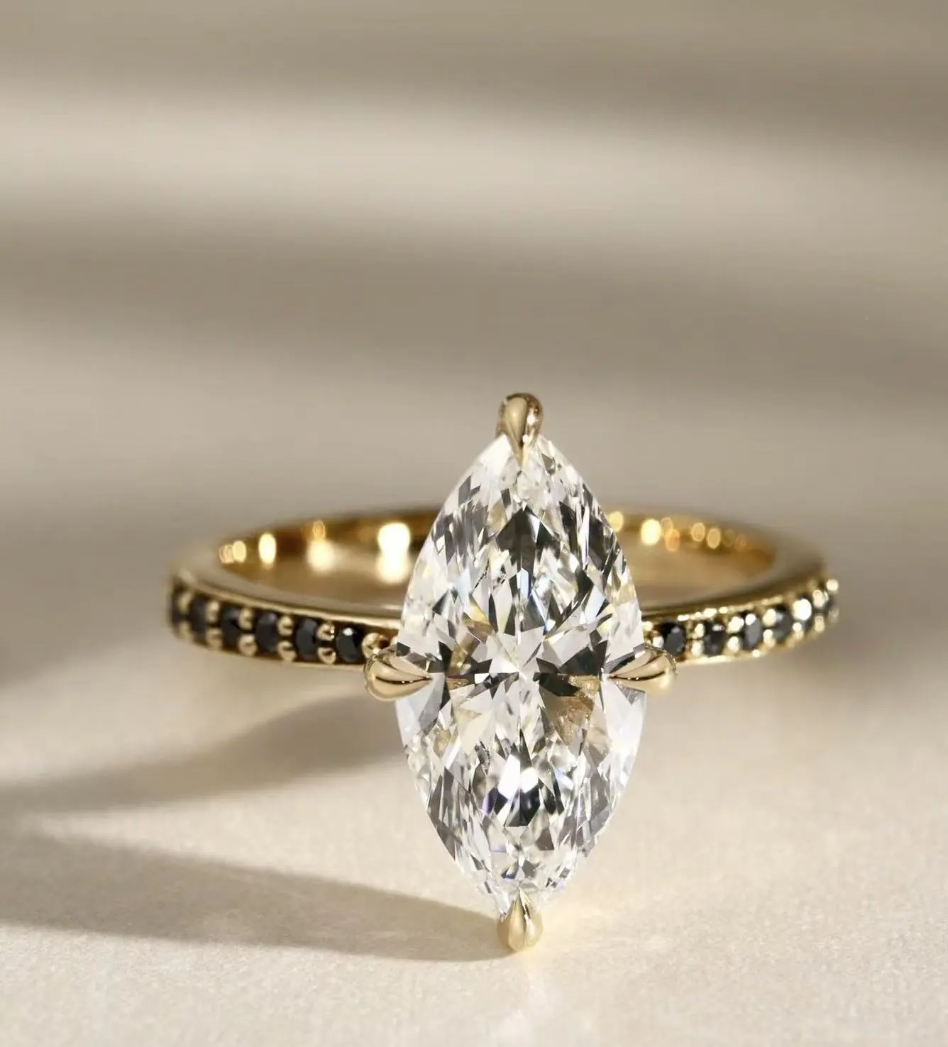 Anillo de diamantes de talla marquesa cultivados en laboratorio de alta calidad en oro amarillo de 18 quilates con certificación IGI. 1