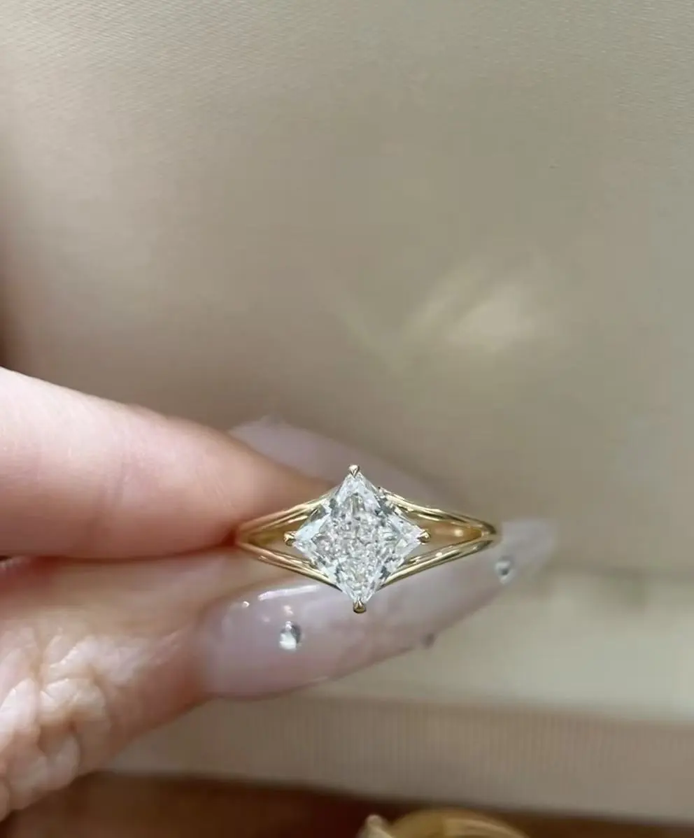 Anillo de compromiso de oro amarillo de 18 quilates con diamantes cultivados en laboratorio y corte princesa, con certificación IGI. 1