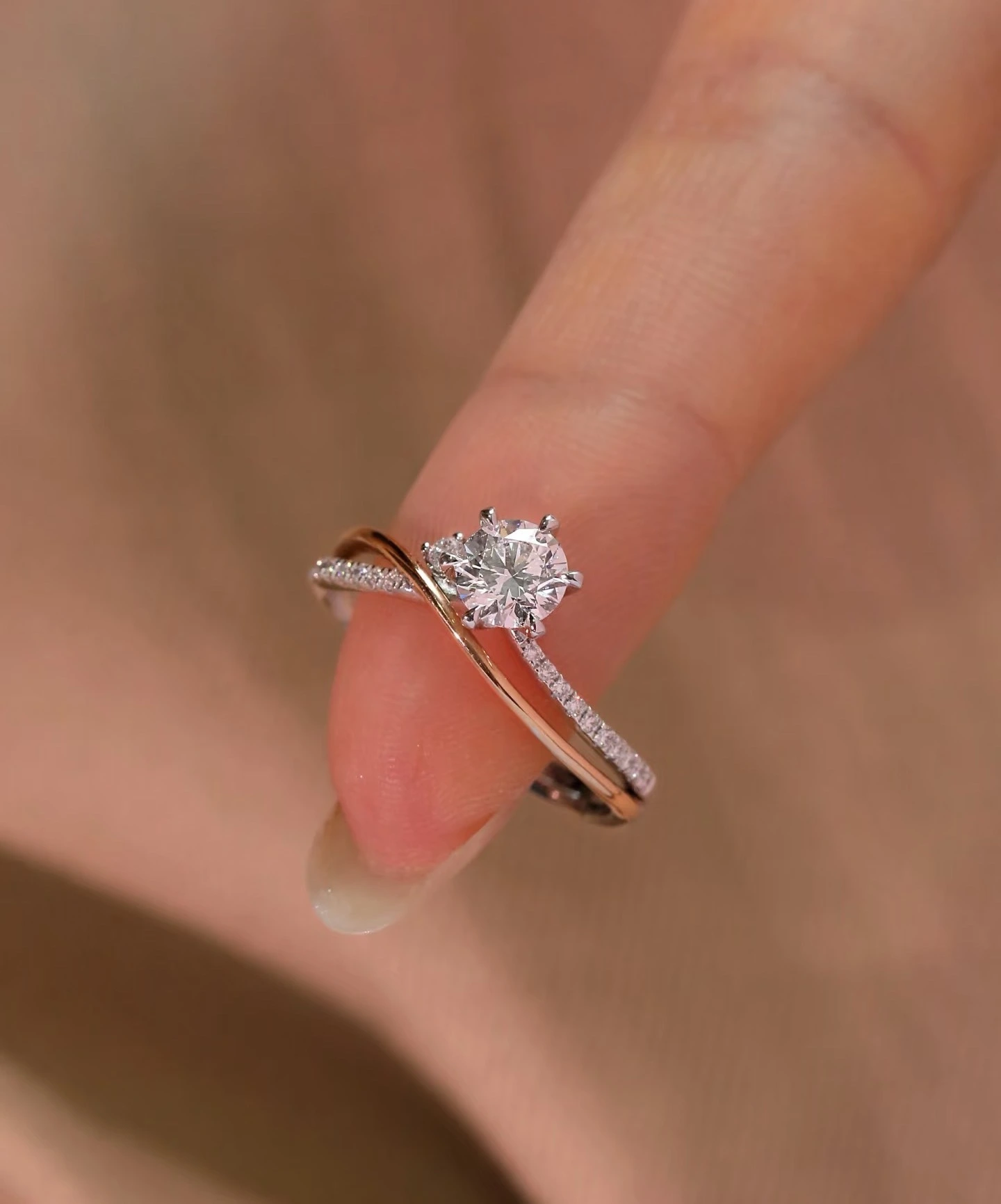 Anillo de oro blanco y amarillo de 18 quilates con diamantes cultivados en laboratorio de talla brillante redonda 1