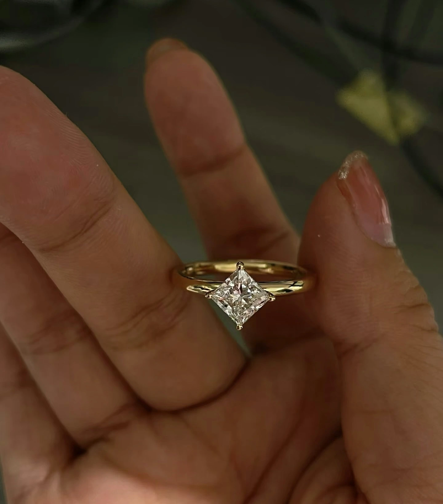 Anillo de oro amarillo de 18 quilates con diamantes cultivados en laboratorio de talla princesa y alta claridad 1