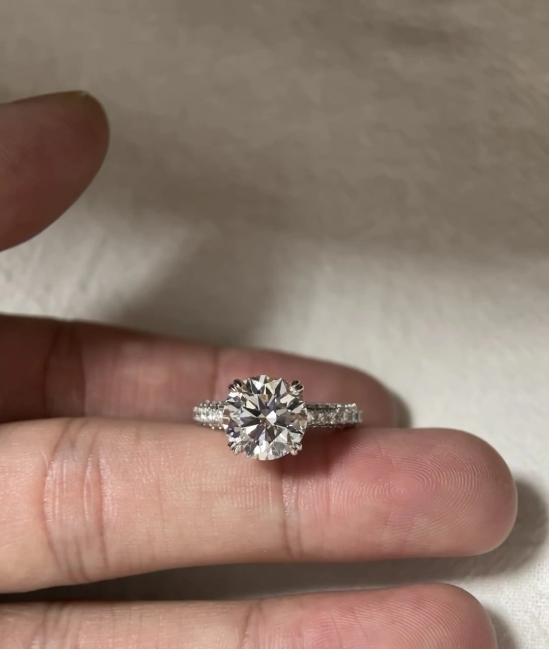 18K Lab Diamond Ring 2ct Round Bridge-style diamond ring Customized diamond-studded engagement ring 1