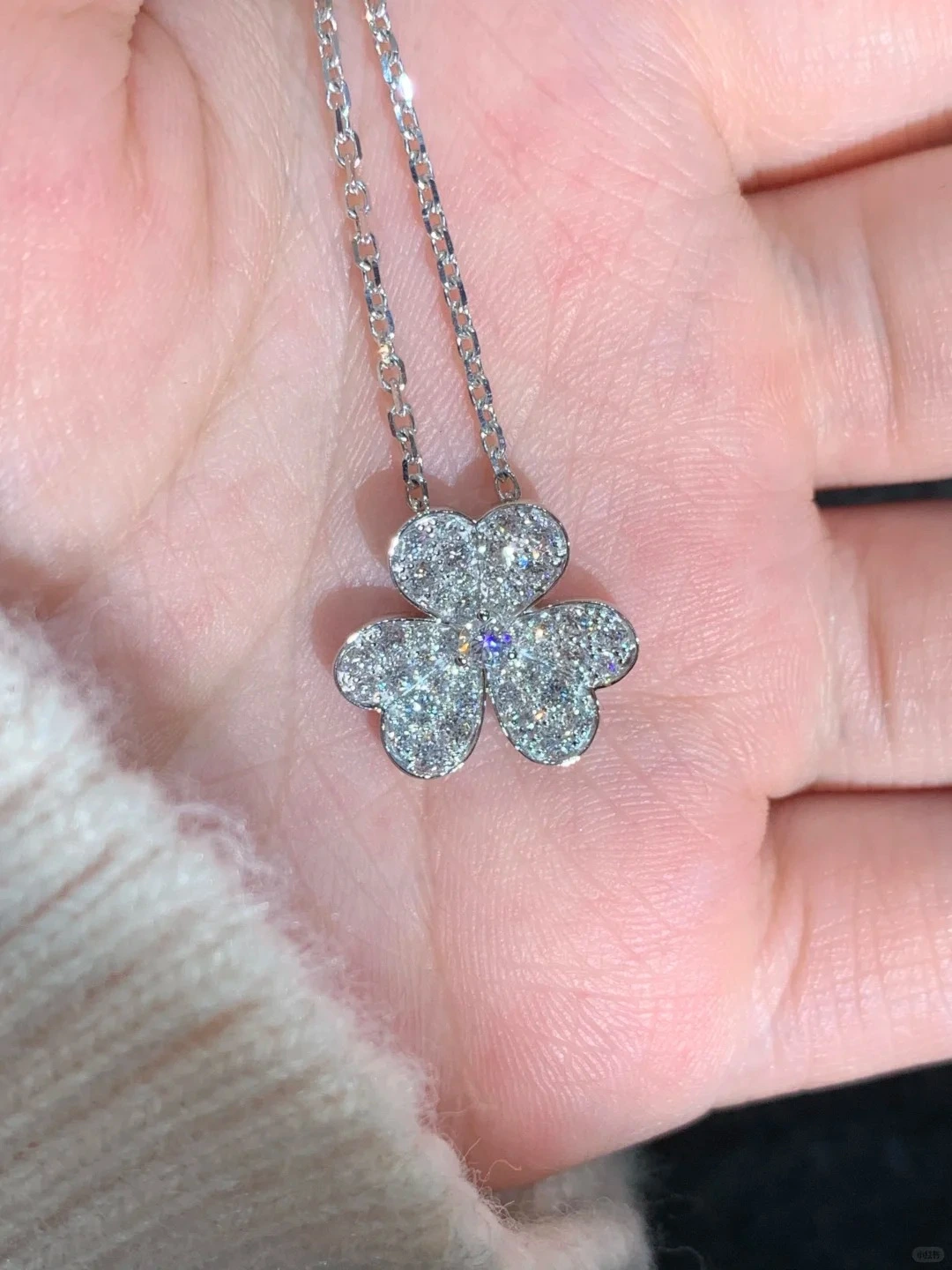 قلادة كلاسيكية مرصعة بالألماس المصنّع في المختبر من الذهب الأبيض عيار 18 قيراطًا على شكل زهرة البرسيم رباعية الأوراق 1
