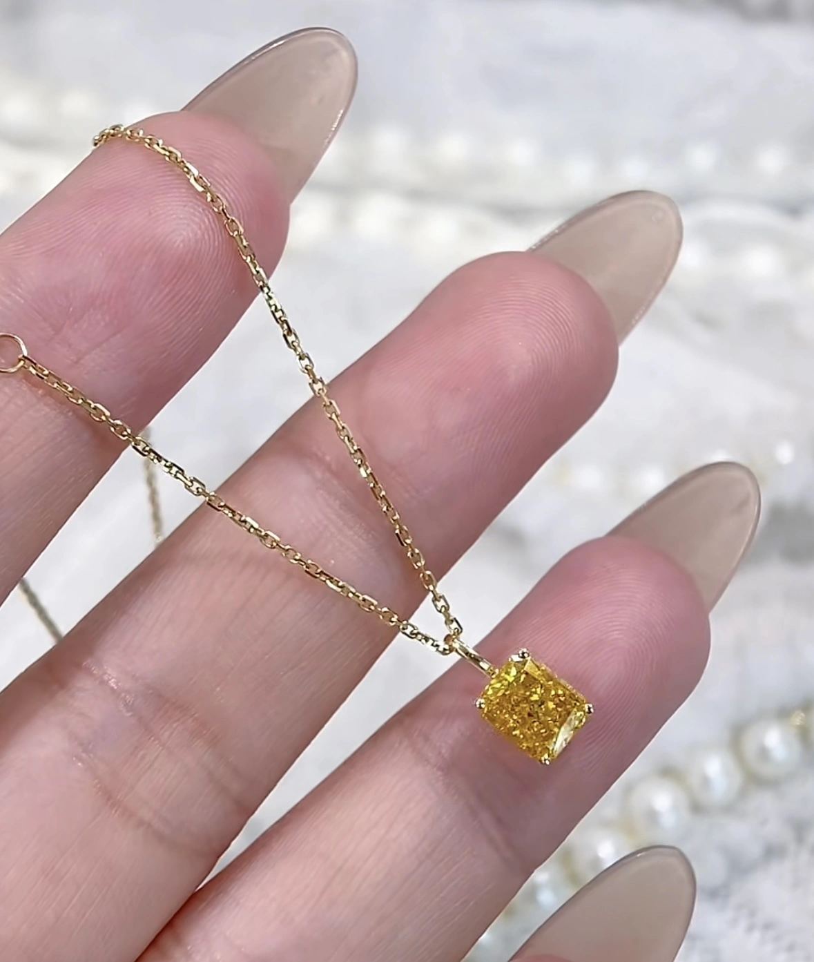 قلادة من الذهب الأصفر عيار 18 قيراطًا مرصعة بألماس صناعي، وزنها 1 قيراط، لونها أصفر مشع، ذات 4 مخالب، قلادة مصممة حسب الطلب 1