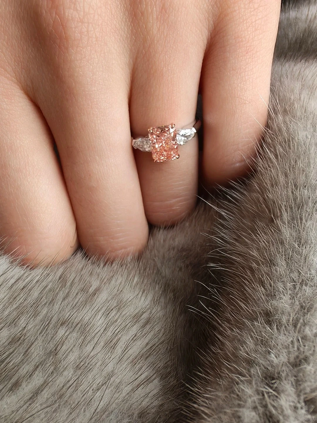 Anillo de oro blanco de 18 quilates con tres diamantes de talla cojín en color rosa intenso y piedras laterales en forma de pera. 1