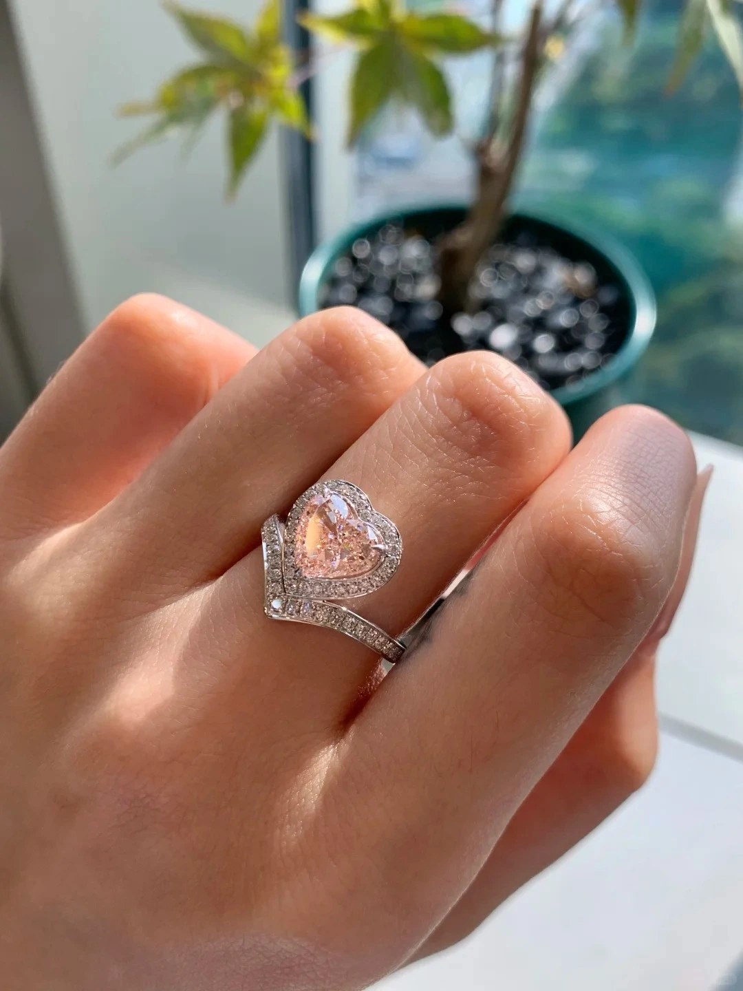 خاتم خطوبة من الذهب الأبيض عيار 18 قيراطًا من ZKZ مرصع بحجر وردي زاهٍ مصنّع مخبريًا على شكل قلب مزدوج هالة مرصعة 1