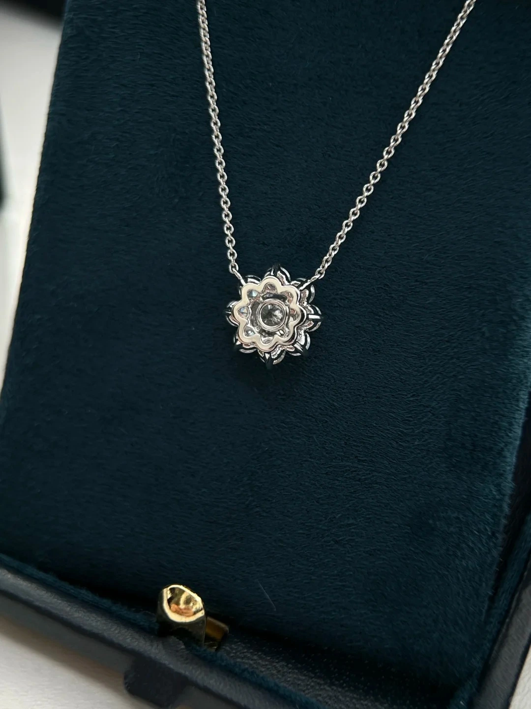 Classic PT950 Platinum Round-Cut Lab-Grown Diamond Floral Cluster Solitaire Pendant Necklace 1