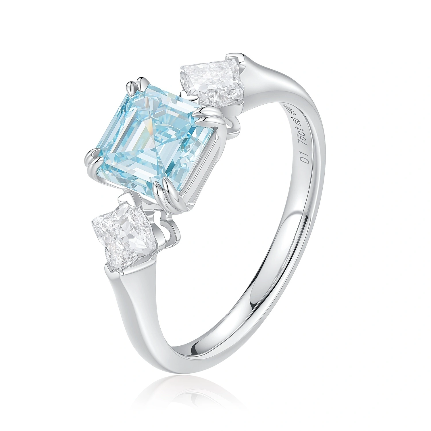 خاتم من الذهب الأبيض مرصع بماسة زرقاء فاخرة مصنّعة في المختبر، بقطع آشر ودرجة نقاء VS1. وزن الحجر الرئيسي: 1.76 قيراط. المقاس: 6.75 أمريكي. P001L43 1