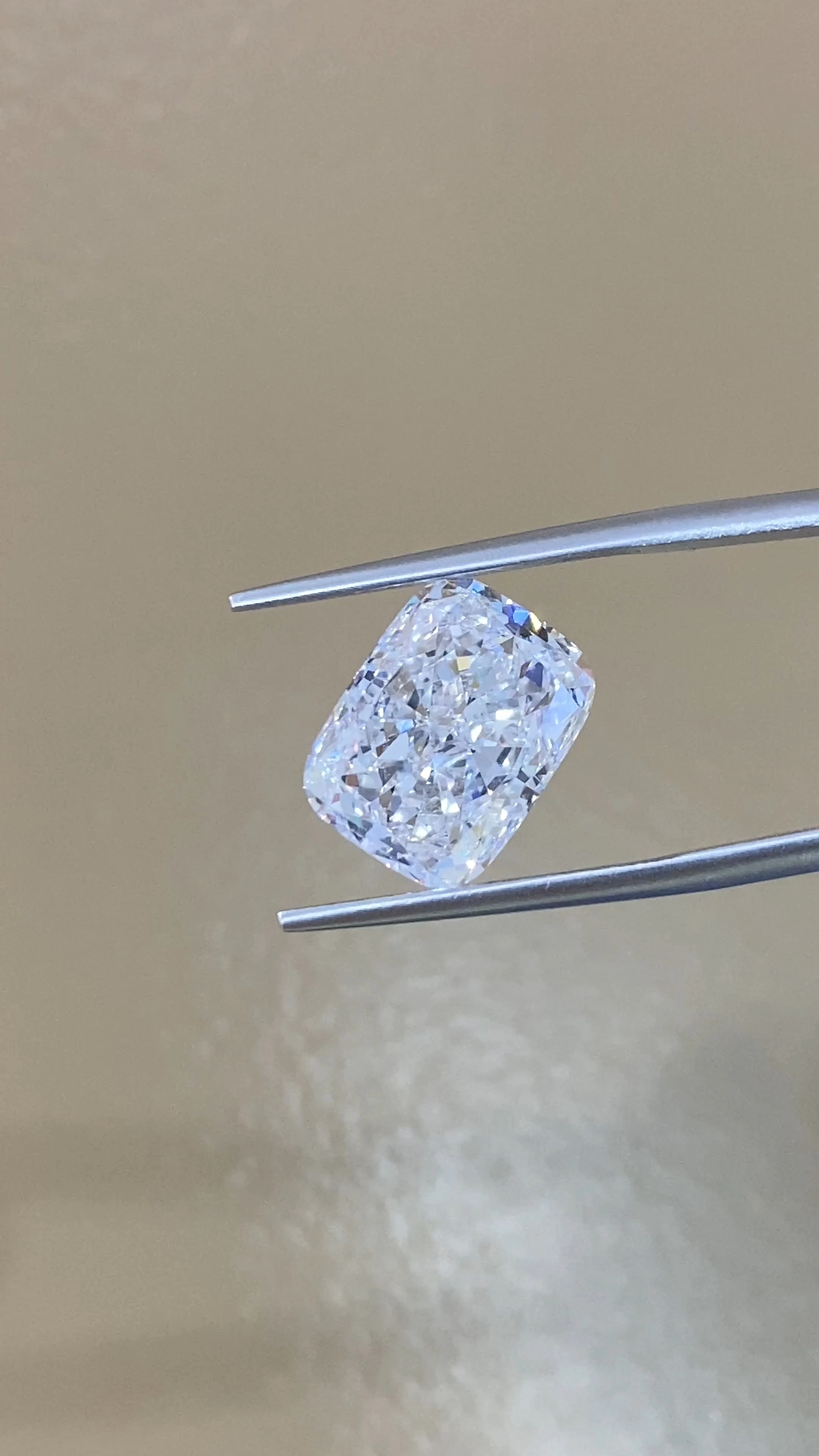 Bright-cut long-pipe type synthetic diamond, 4.03ct, VS2 high fire color, no fluorescence, unpolished stone, customizable for setting. IGI certified：766672021 1