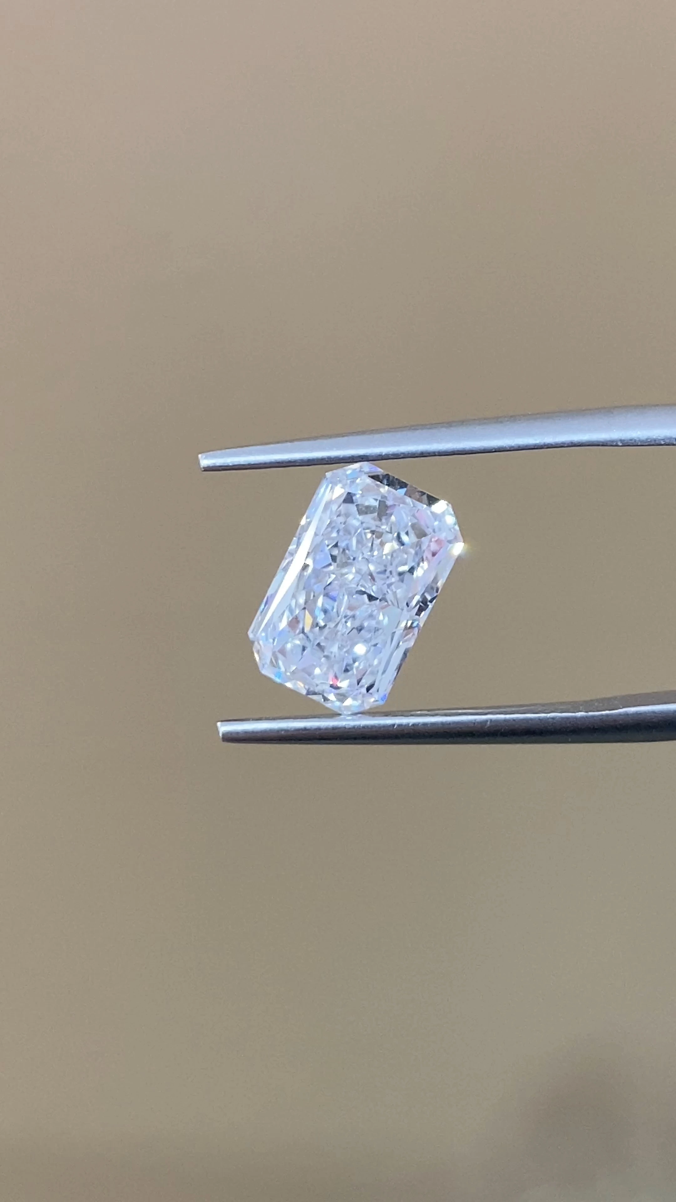 4.05 carat laboratory-grown white diamond rough stone with radiant cut, suitable for making ring pendants and jewelry. IGI certificate 724519214 1
