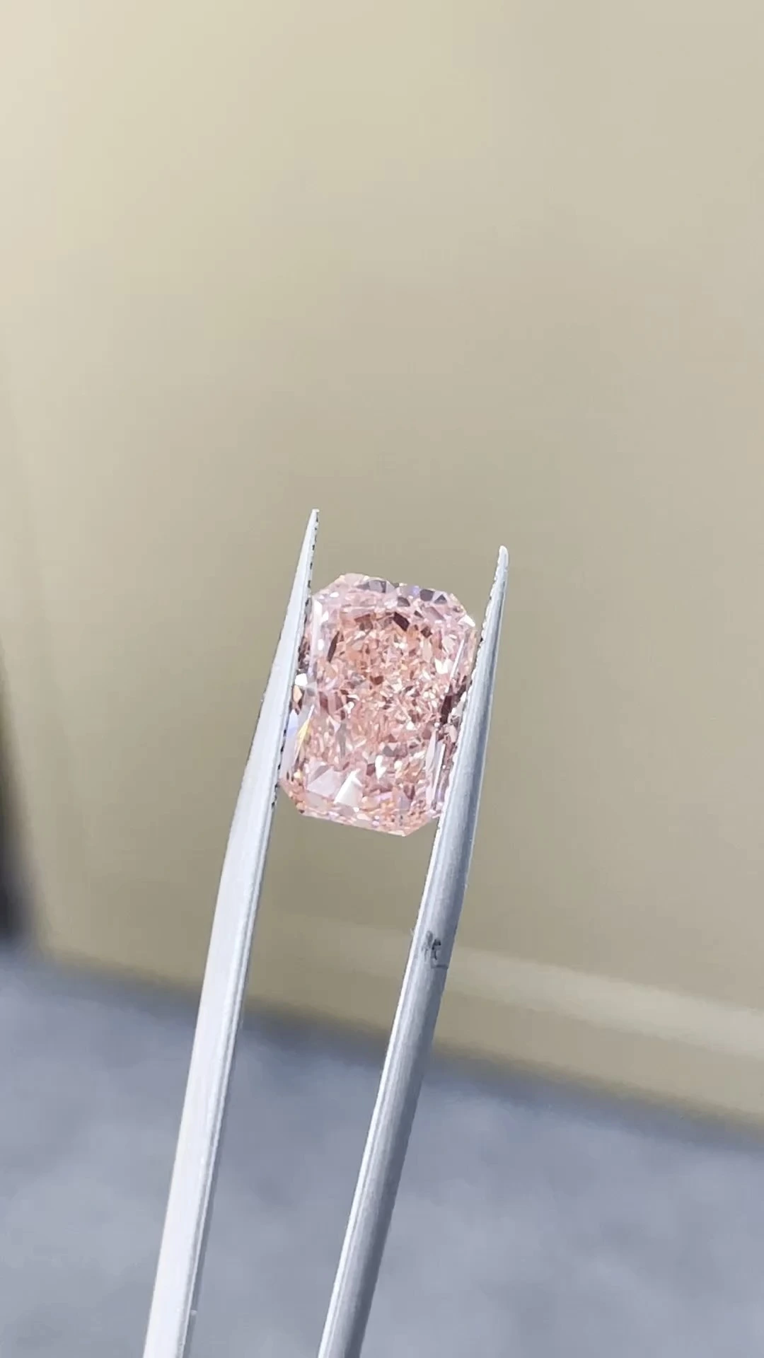 Fancy Intense Pink Radiant-Cut VS1 Clarity Lab-Grown Diamond 4.22ct IGI:769606562 1