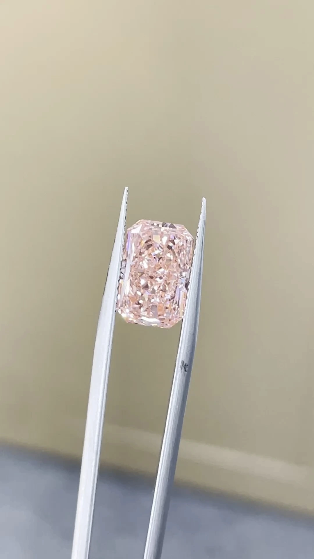 Fancy Intense Pink Radiant-Cut VS1 Clarity Lab-Grown Diamond 4.1ct IGI:769606559 1
