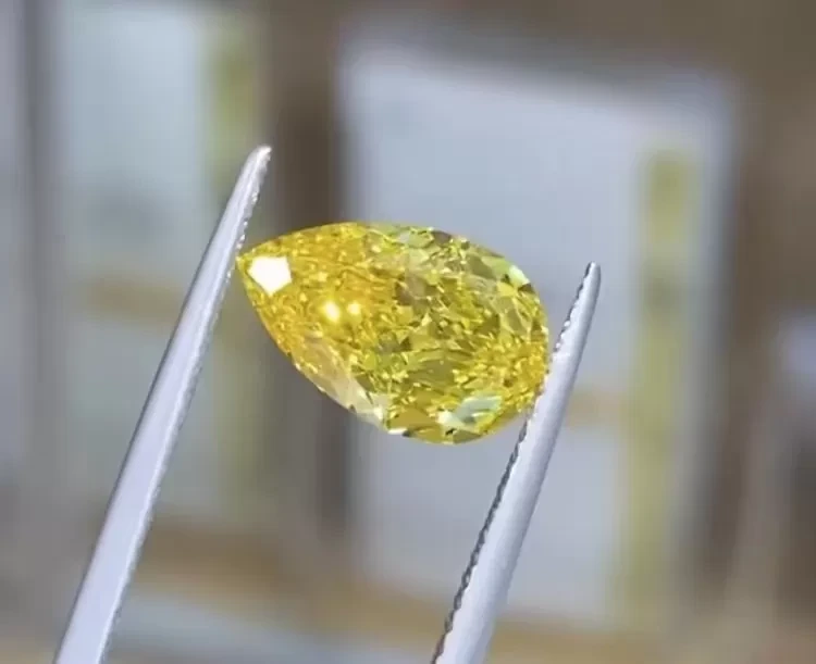 الماس الصناعي المعتمد هو الماس الأصفر المصنع في المختبر، وهو مصدر رئيسي للماس المزروع في المختبر 1
