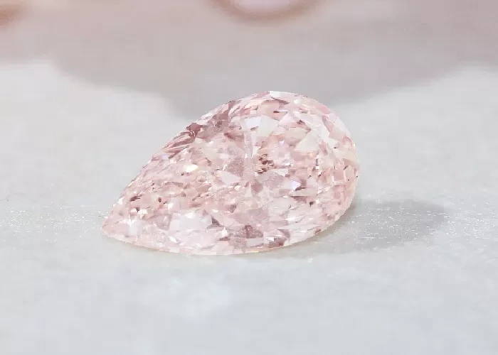 ألماس وردي على شكل كمثرى، مُركّب بتقنية الترسيب الكيميائي للبخار، وزنه من 1.9 إلى 2.3 قيراط، حاصل على شهادة IGI 1