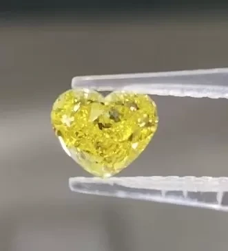 قلادة على شكل قلب مرصعة بألماس أصفر مزروع في مختبر HPHT، مرصعة بألماس أصفر زاهي من IGI 1