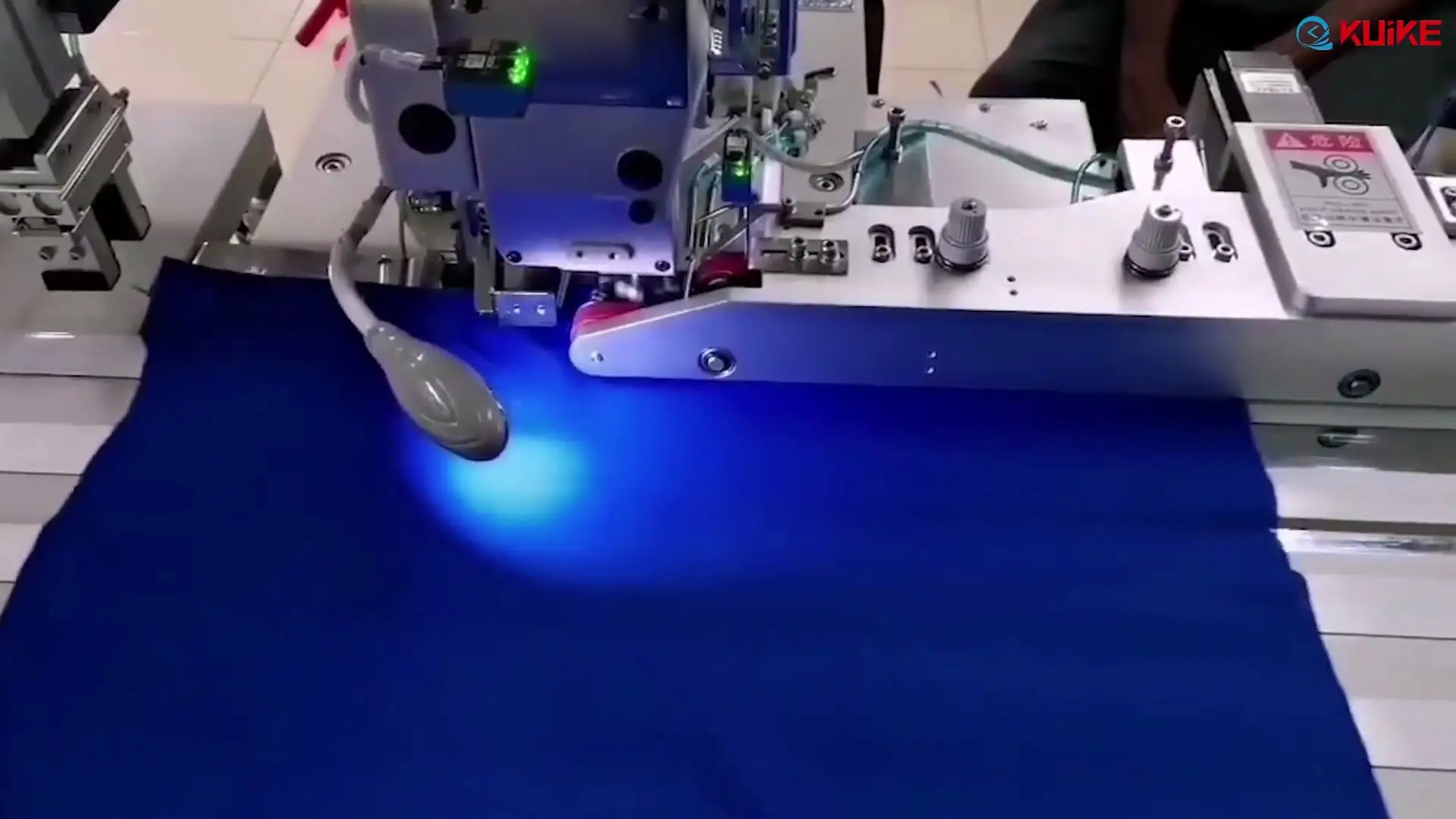 Automatic Two-Needle Hemmer,Sleeves and Bottoms  Model   QK-346 1