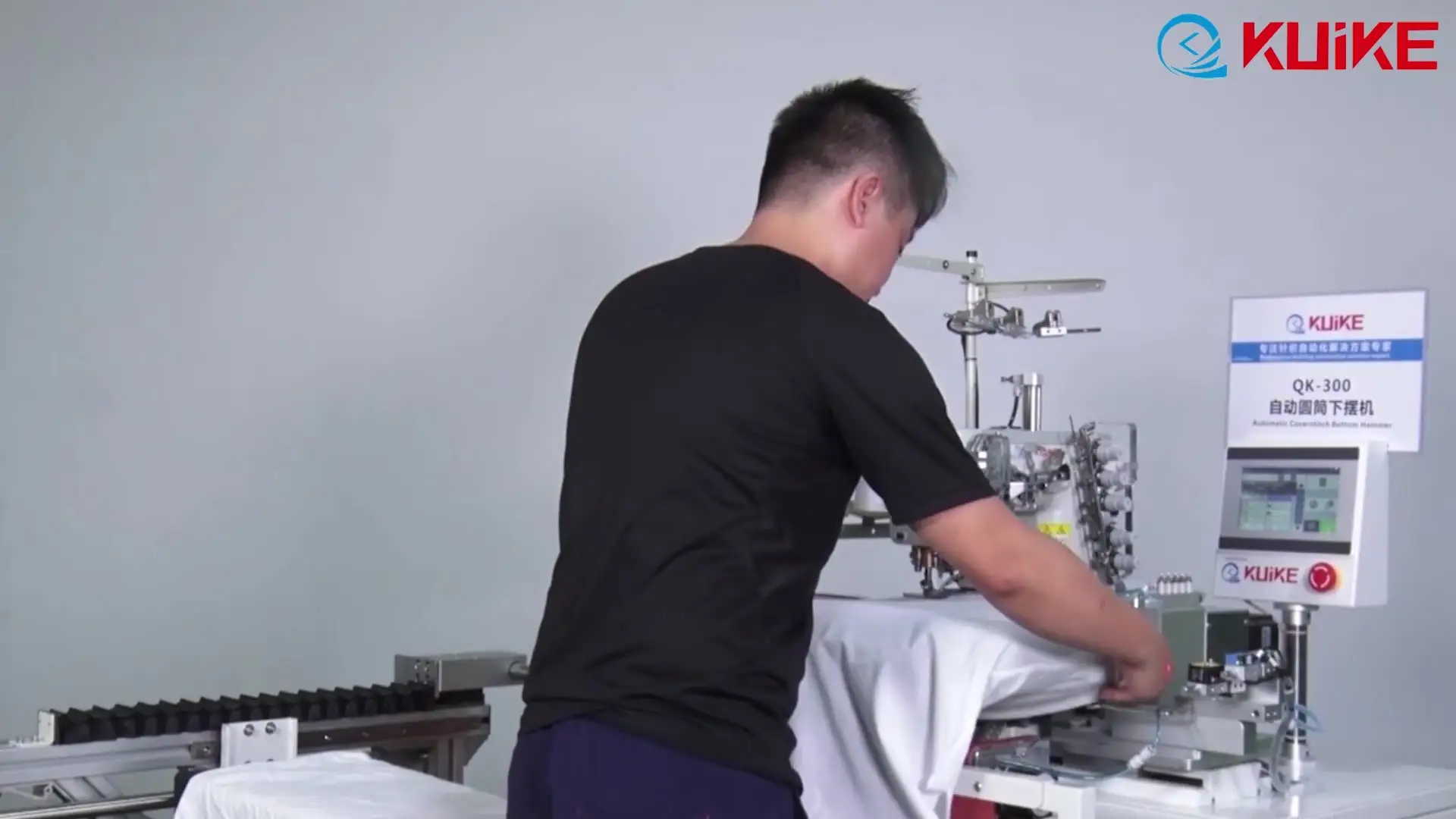 Ourleur inférieur à point de recouvrement automatique modèle QK-303 1