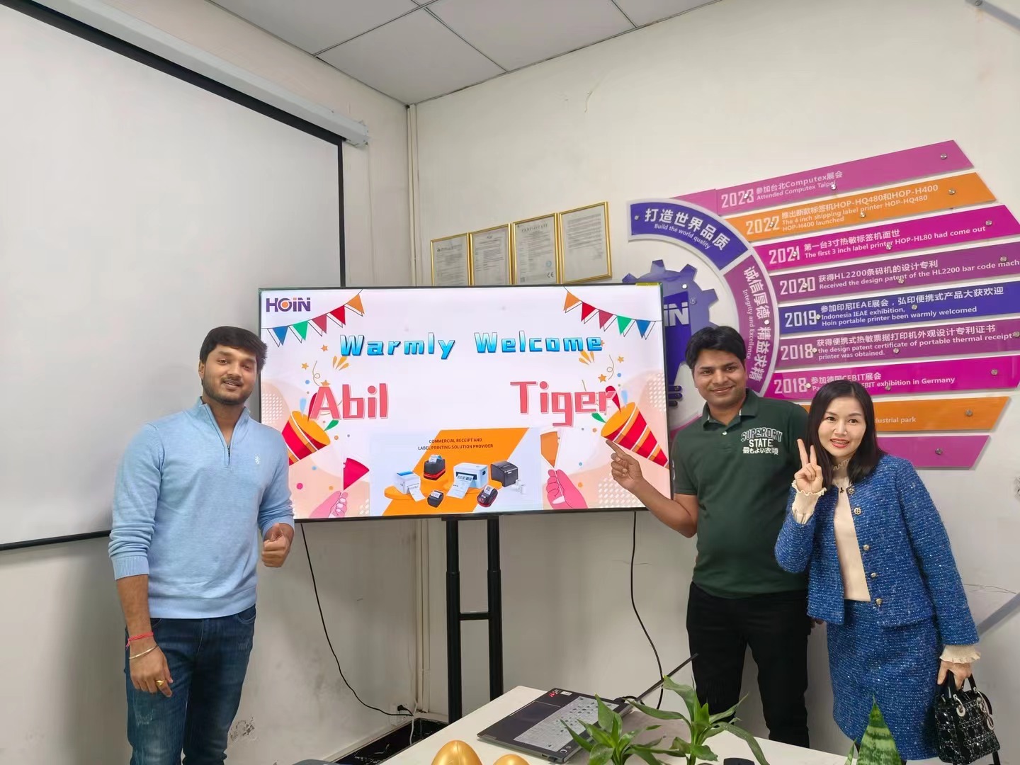 আমাদের থার্মাল প্রিন্টার পণ্যগুলি দেখার জন্য আমাদের নতুন গ্রাহকদের টাইগার এবং আবিলকে আন্তরিকভাবে স্বাগত জানাই | HOIN 1