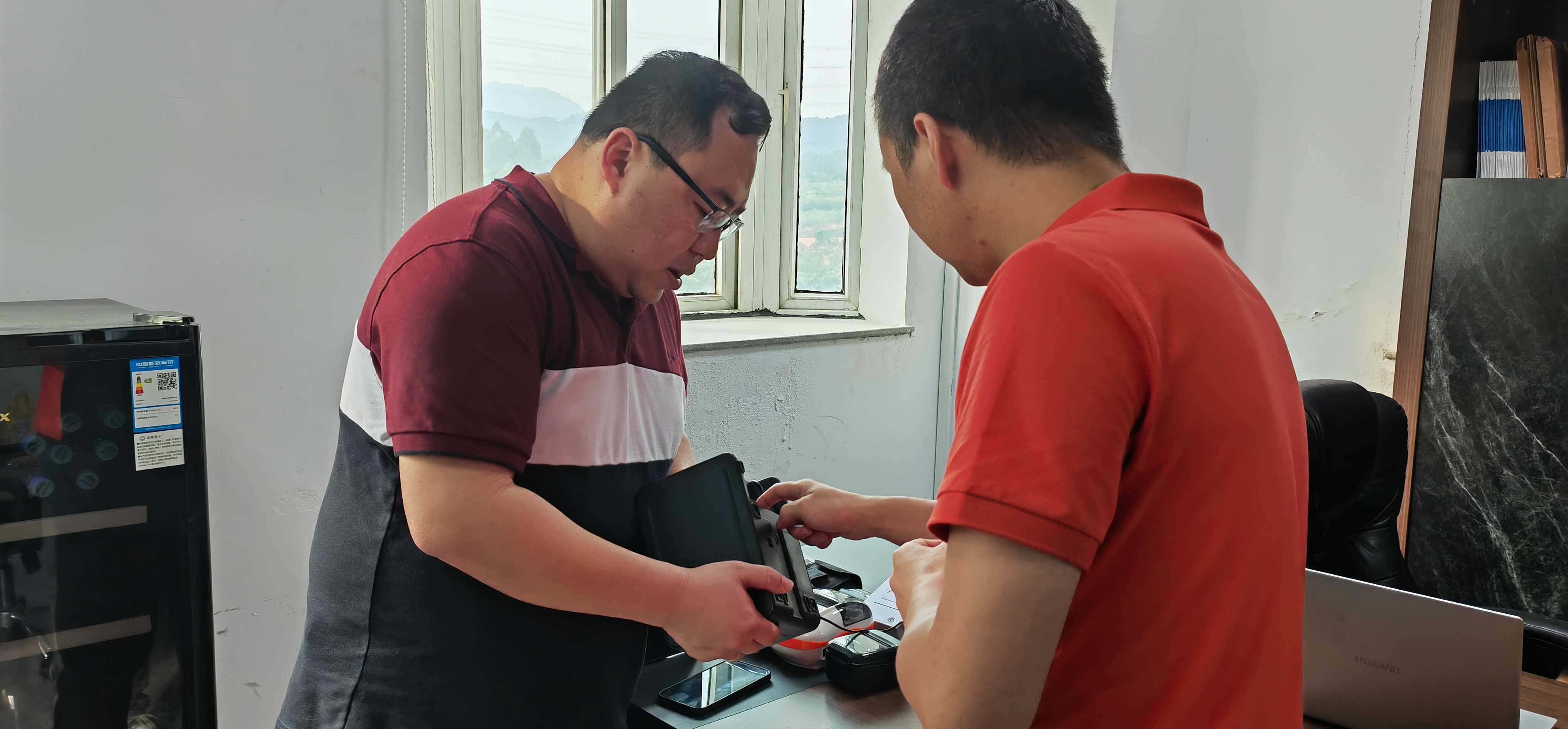 আমাদের পুরনো বন্ধু মিঃ এবং মিসেস রবিনকে HOIN থার্মাল প্রিন্টার কারখানায় আন্তরিকভাবে স্বাগত! 3