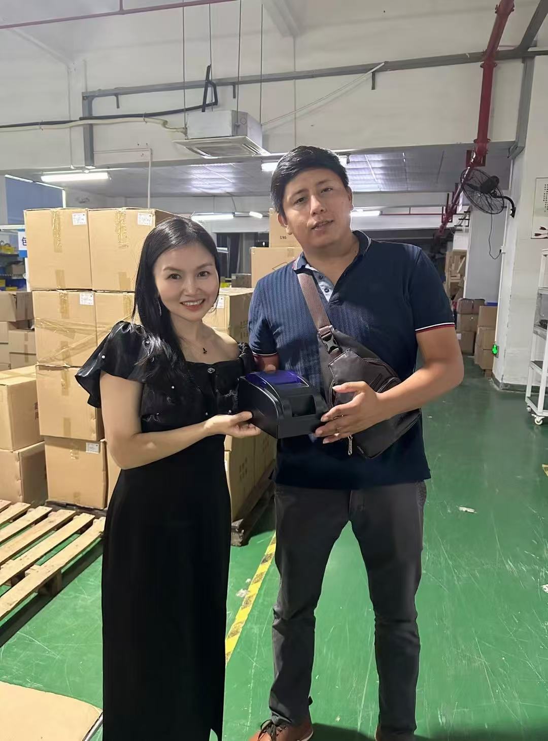 দক্ষিণ আমেরিকার গ্রাহকরা হোইন-এ আসেন, আমরা রাতের খাবার এবং KTV পণ্য উপভোগ করি | HOIN 1