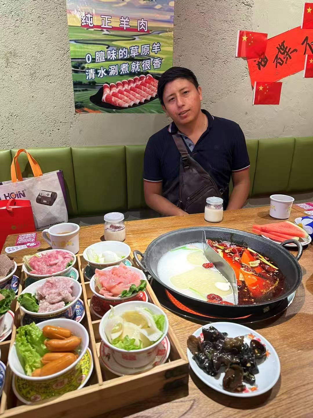 দক্ষিণ আমেরিকার গ্রাহকরা হোইন-এ আসেন, আমরা রাতের খাবার এবং KTV পণ্য উপভোগ করি | HOIN 3