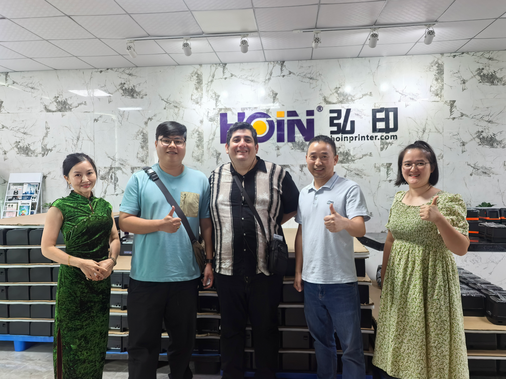 ইকুডোরের গ্রাহক হোইন বস রিচার্ডের সাথে একমাত্র এজেন্সি সম্পর্কে কথা বলছেন 1