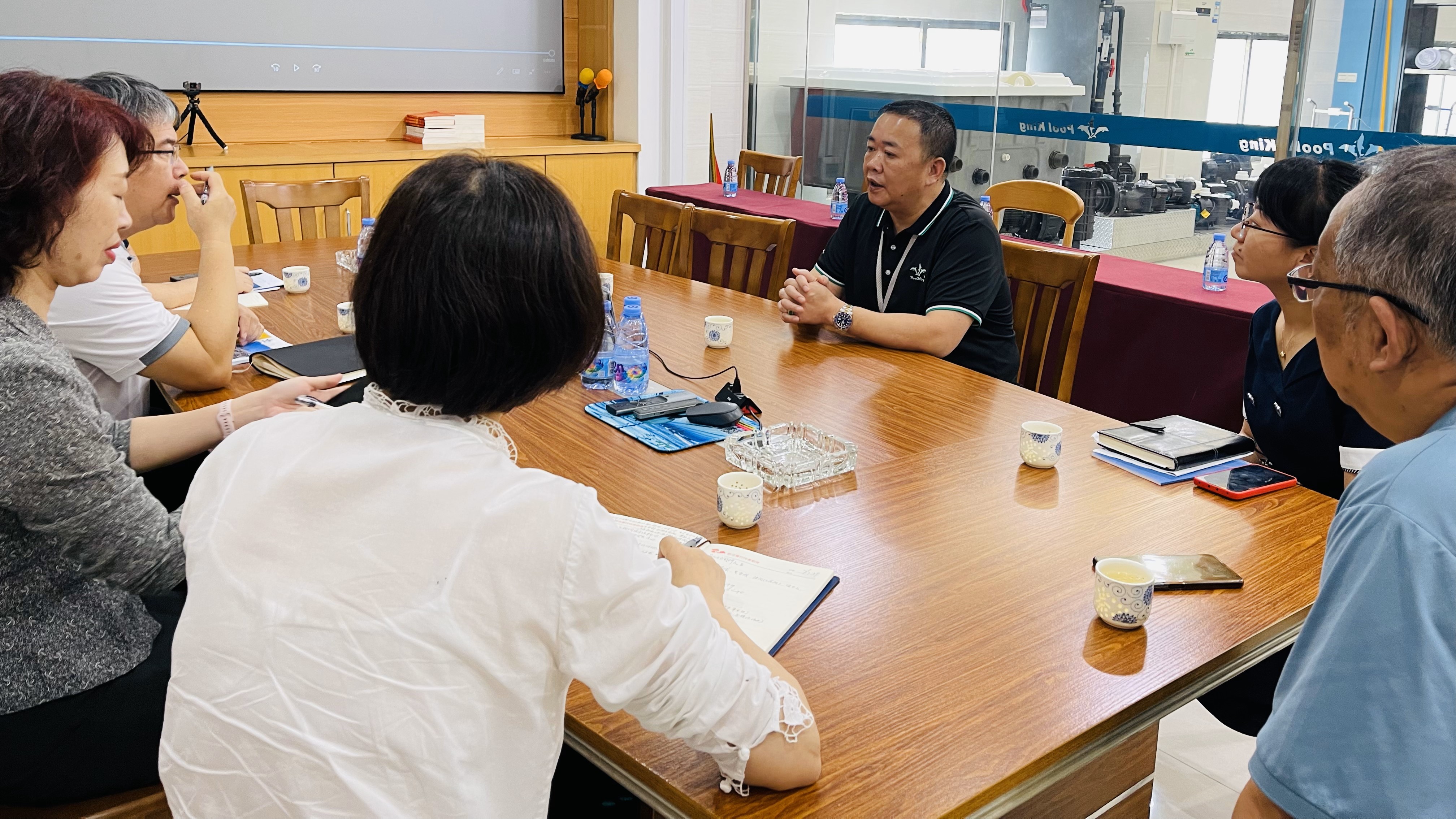 Foireann cigireachta rialtais ag tabhairt treoracha do fhorbairt Poolking amach anseo 1