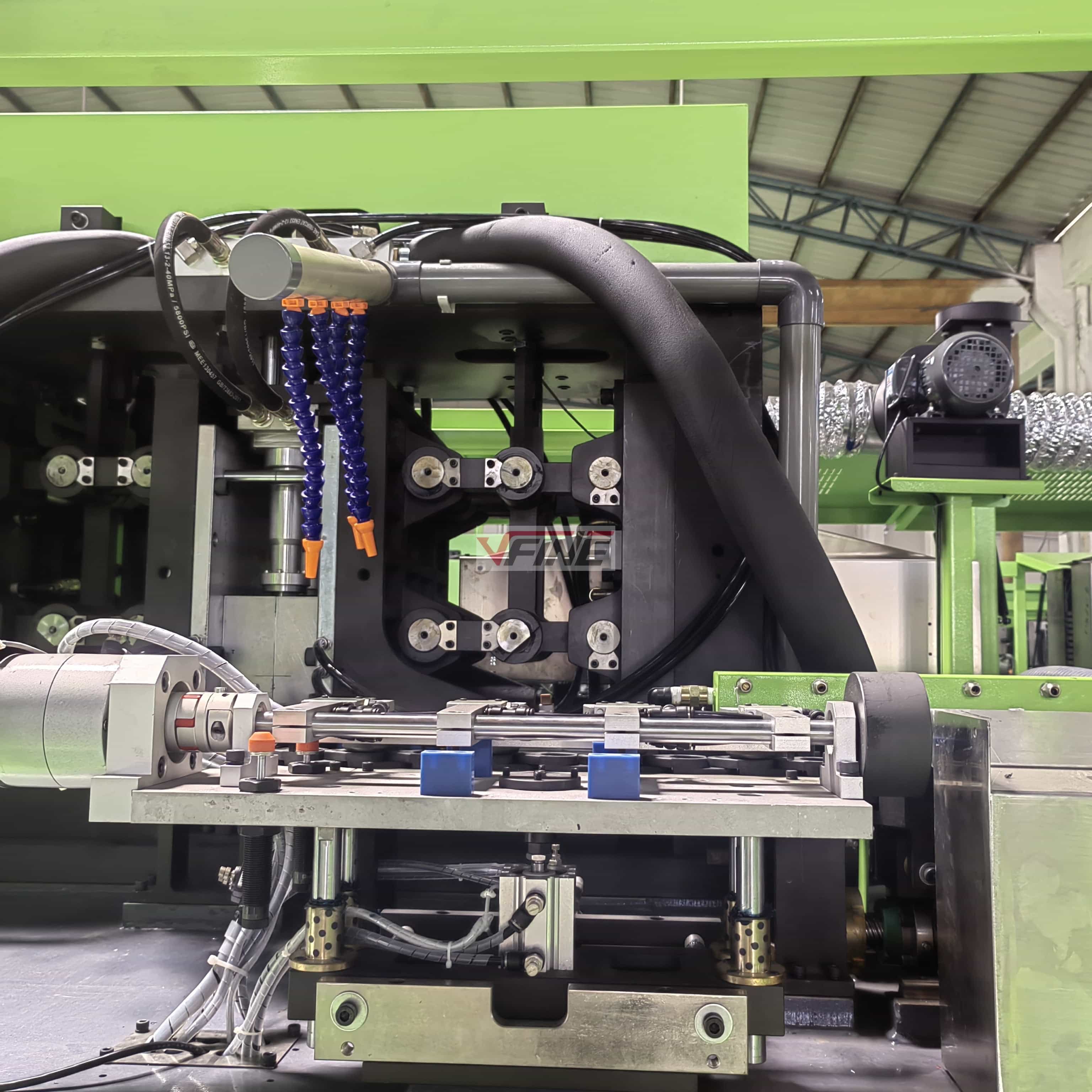 4cavity blow molding machine 3