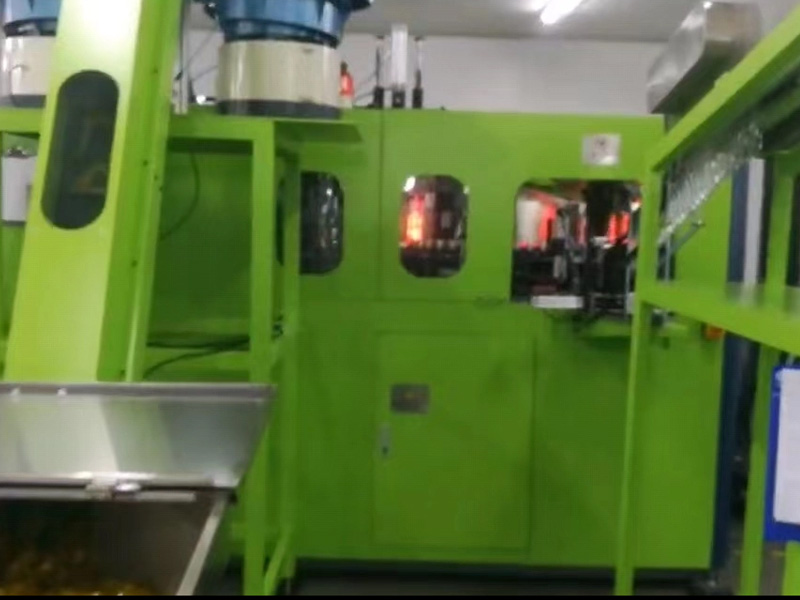 VFINE - Máquina de moldeo por soplado y moldeado de botellas PET totalmente automática con asa 1