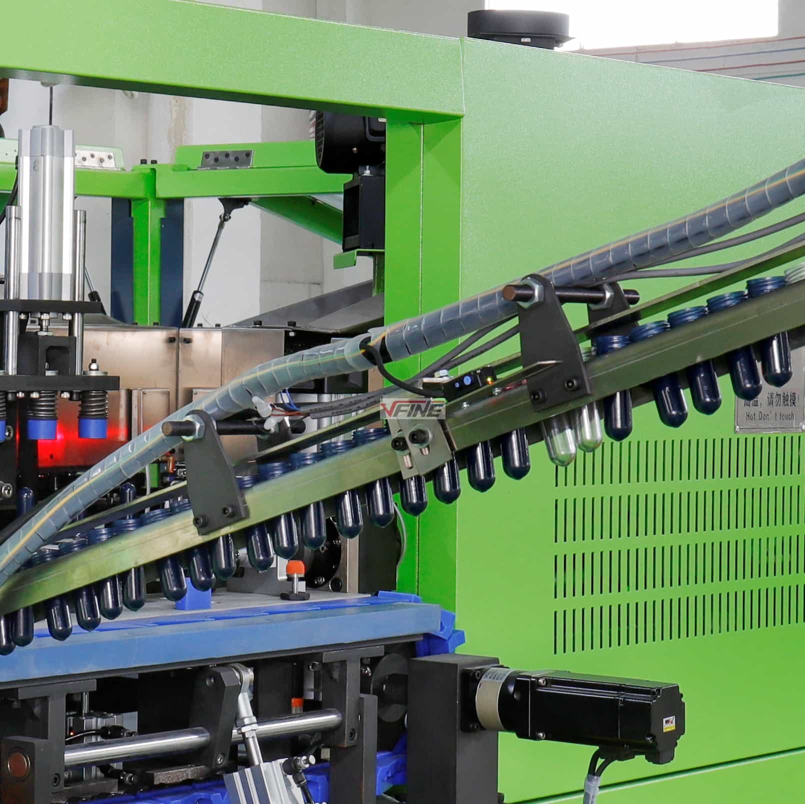 9cavity blow molding machine 4