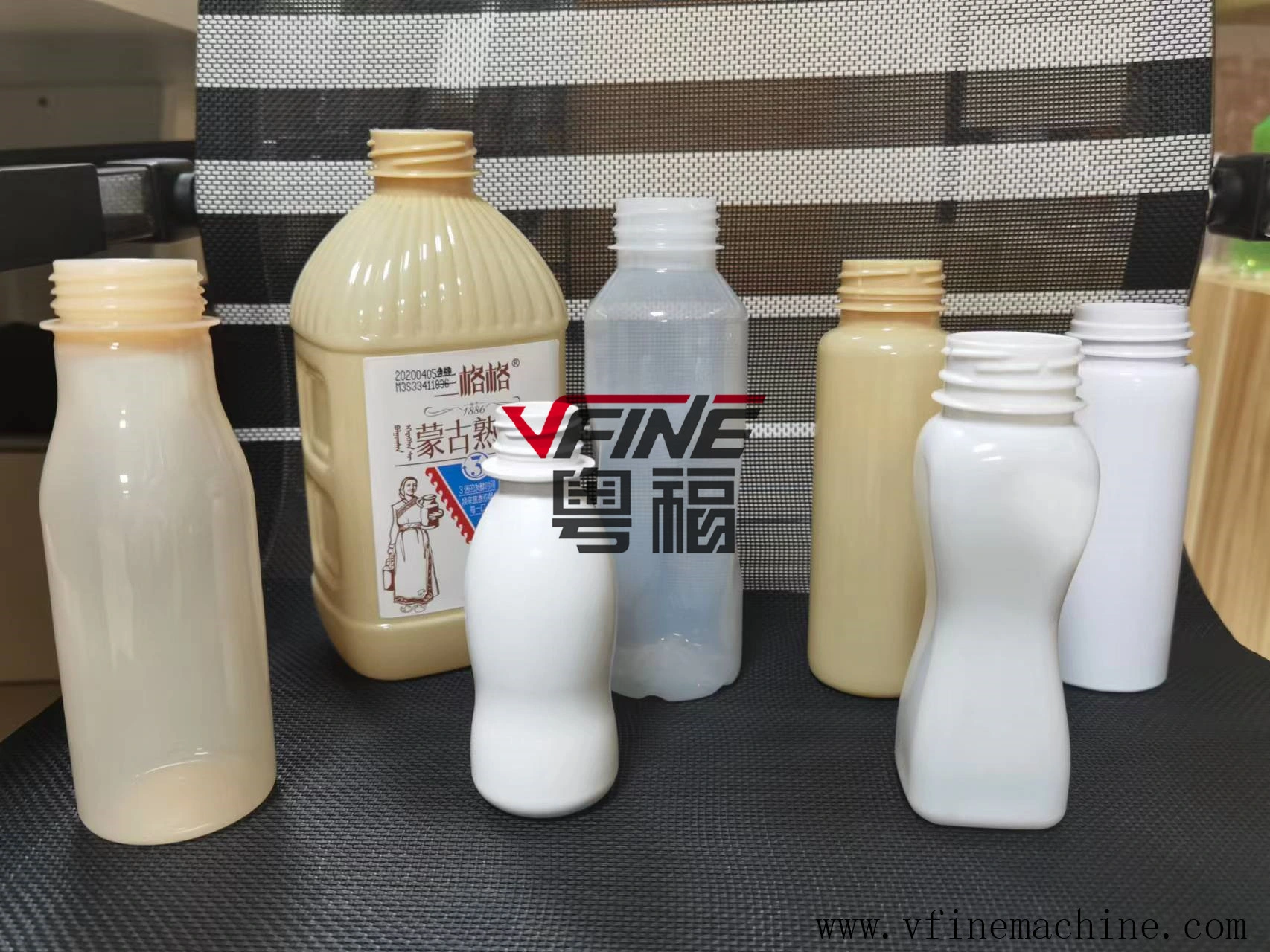 VFINE - ماكينة نفخ وتشكيل عبوات بلاستيكية PET أوتوماتيكية بالكامل 4