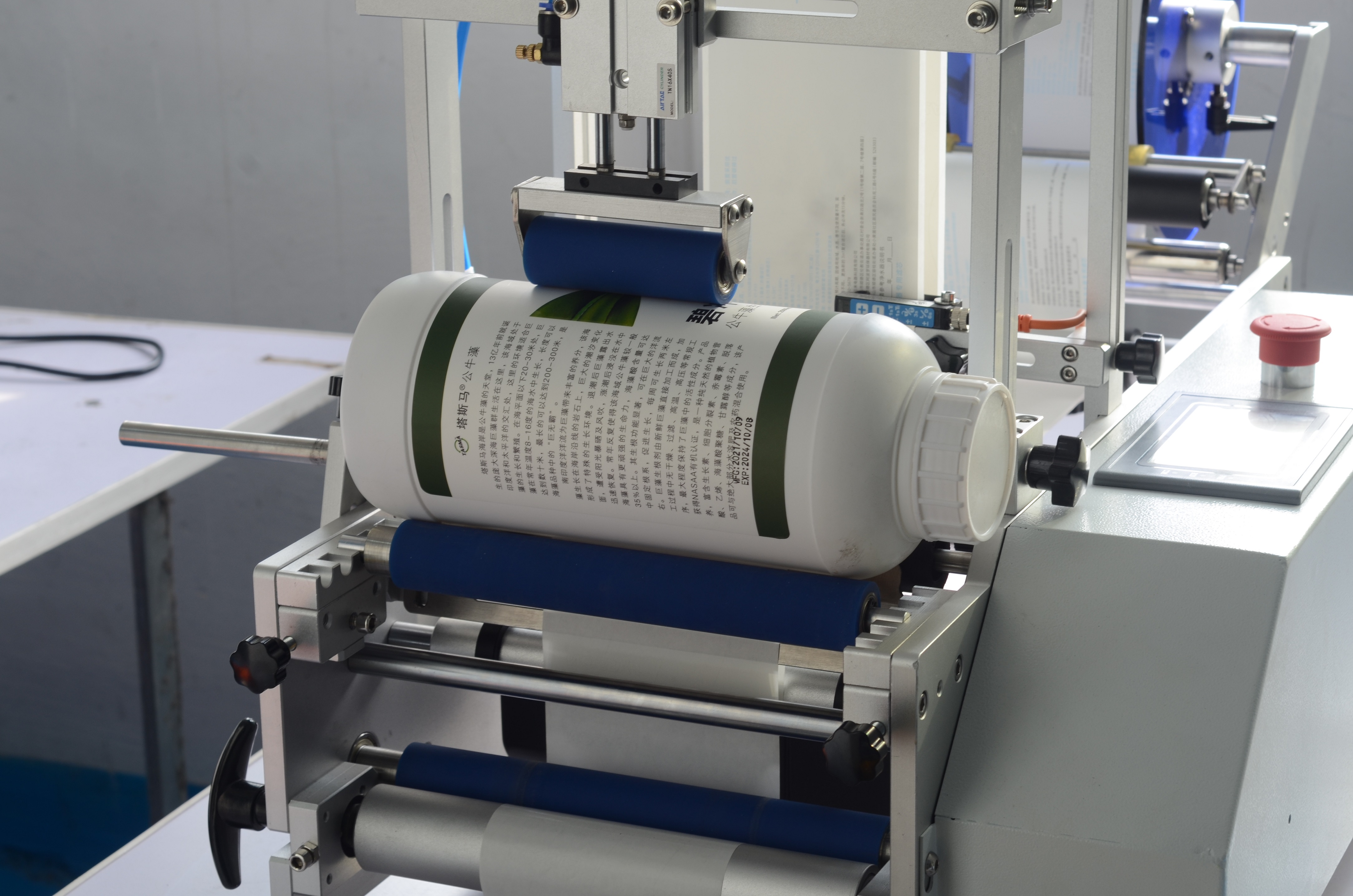 APM-L220 Sina Semi-automatyske etiketteermasine semi-automatyske silindryske fleske-etiketteermasine