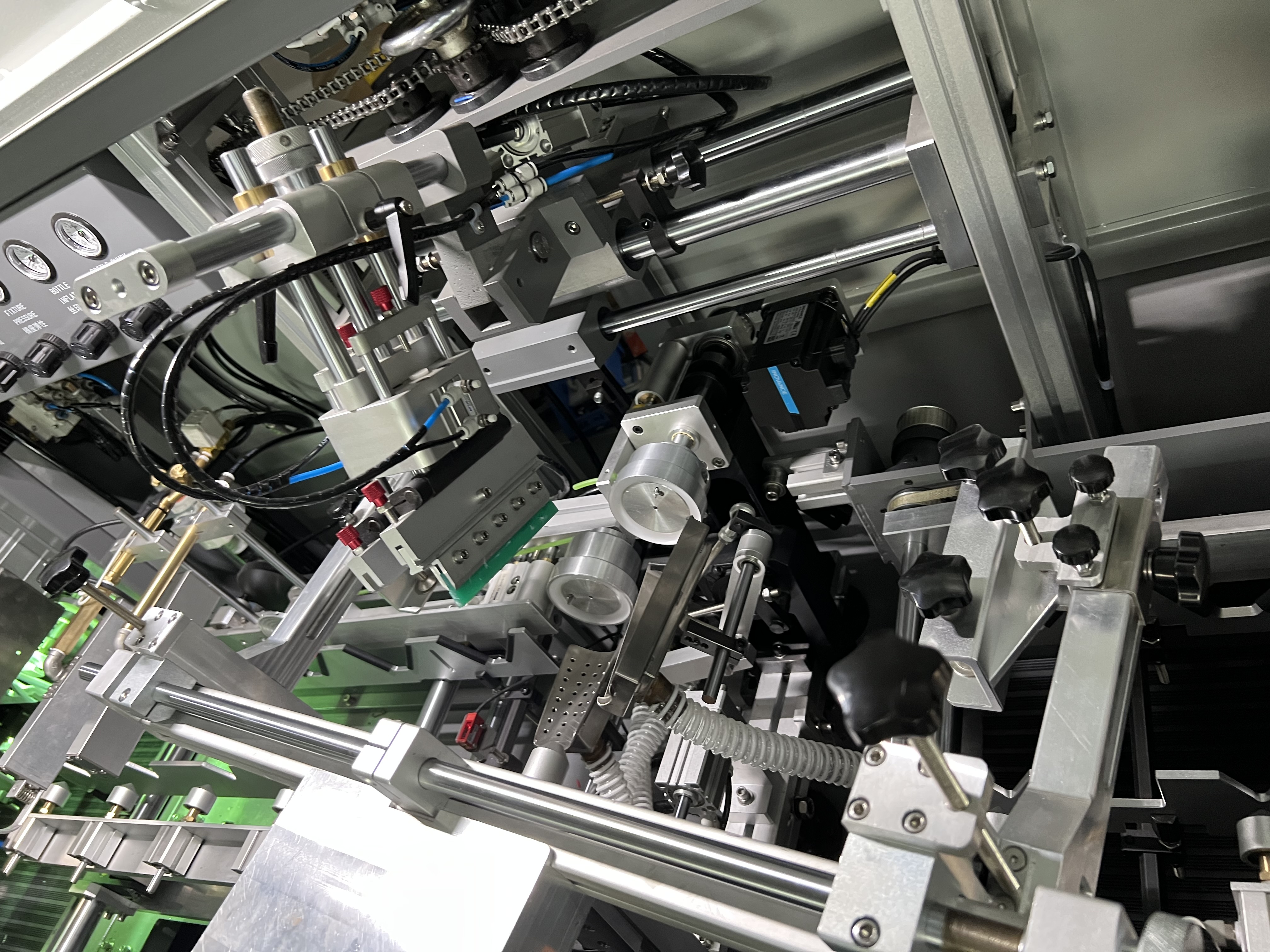 APM PRINT-S102 Automatinė 1-8 spalvų šilkografijos mašina, skirta įvairių formų plastikiniams buteliams spausdinti 8