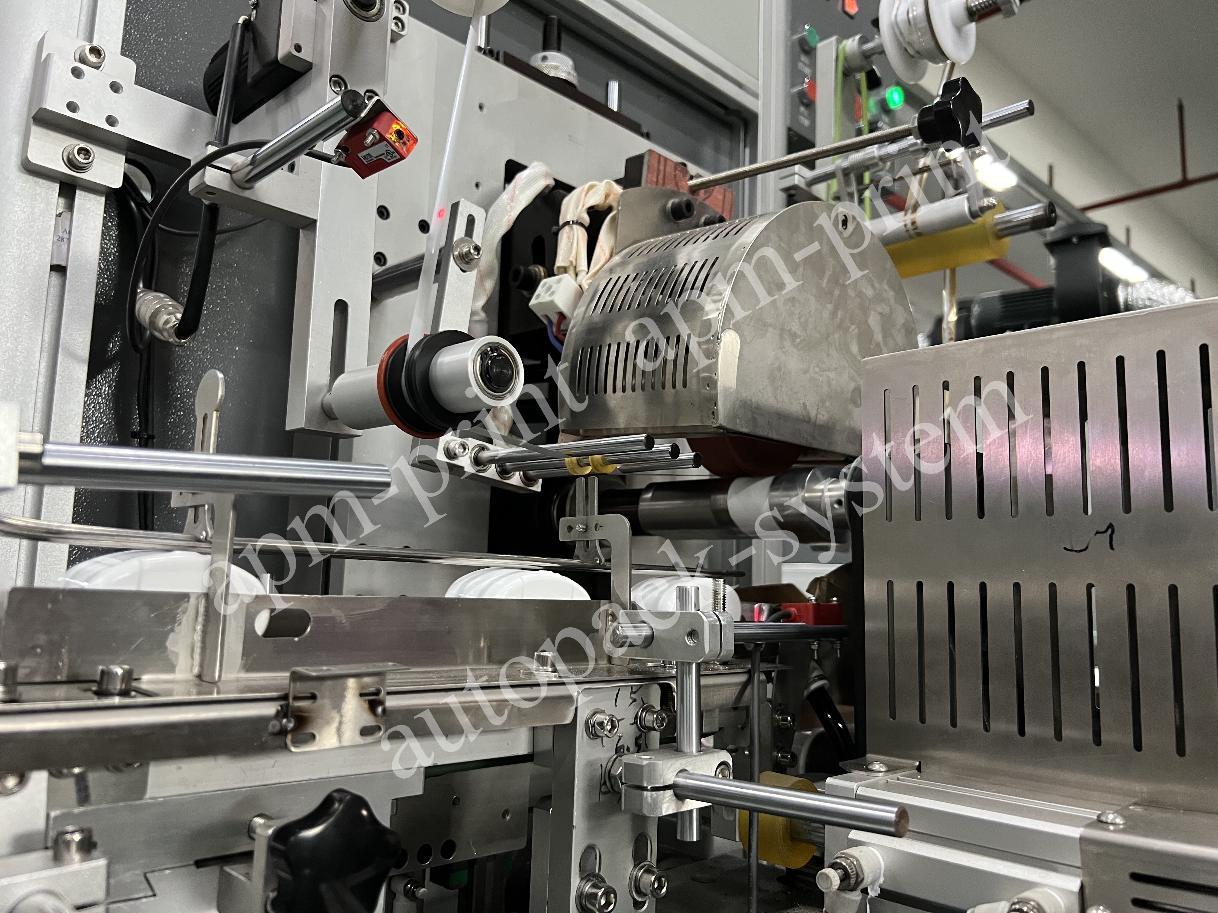 APM PRINT - Unregelmjittige dop hjitte folie stempelmasine foar plestik flessen doppen buizen Automatyske hjitte stempelmasine 10