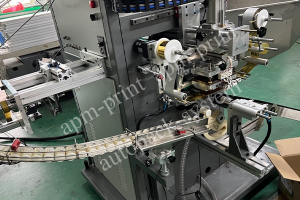 APM PRINT - Unregelmjittige dop hjitte folie stempelmasine foar plestik flessen doppen buizen Automatyske hjitte stempelmasine 9