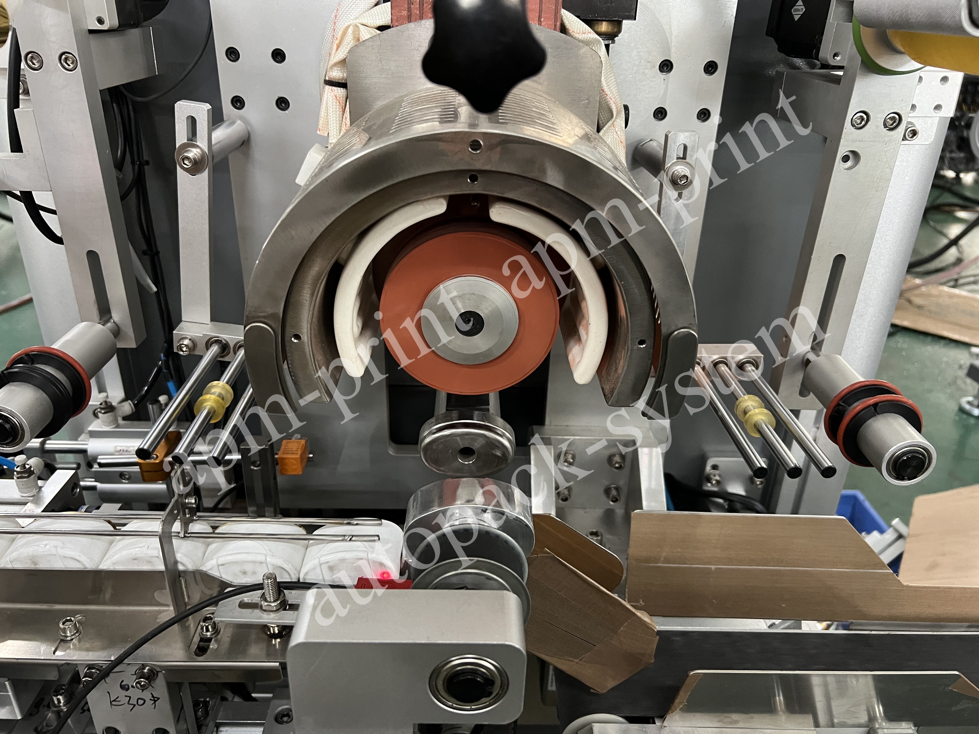 APM PRINT - Unregelmjittige dop hjitte folie stempelmasine foar plestik flessen doppen buizen Automatyske hjitte stempelmasine 11