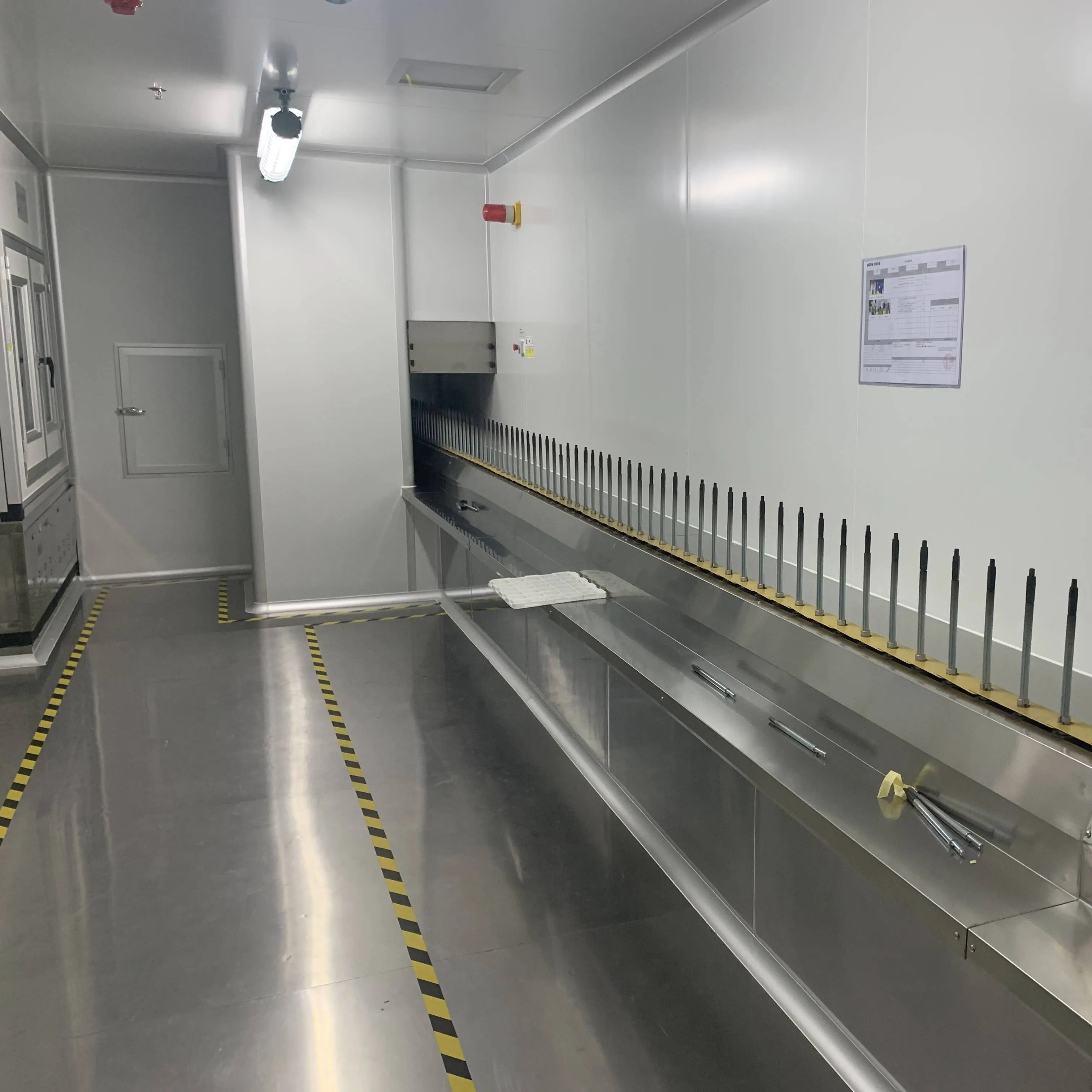 بوتل جي ڍڪڻ لاءِ اعليٰ گنجائش واري ڊسٽ فري آٽوميٽڪ ڊبل يو وي ڪيورنگ اسپري ڪوٽنگ پينٽنگ لائن، کاسمیٹڪس ۽ پرفيوم پيڪنگ 1