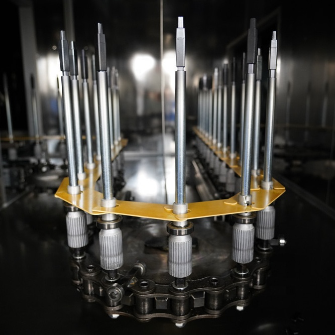 Xeta Hilberîna Sprayê ya Boyaxa UV ya Otomatîk ji bo Kozmetîkan Hem Şûşeyên Plastîk û Hem jî yên Qedeh bi Zuhakirina Ir û Veguhestina Rotary 12