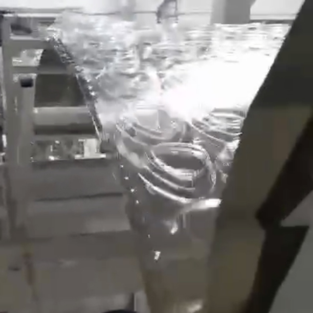 „Shantou Towin“ automatinis termoformavimo aparatas plastikinių jogurto ledų puodelių gamybos mašinai su horizontaliu perforavimu linijoje