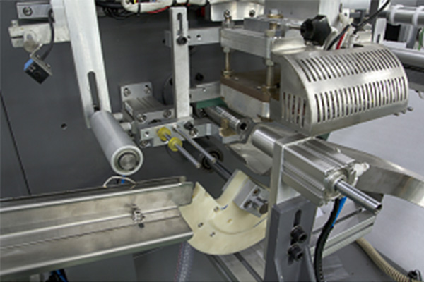 H200C1 1 kleur folautomatyske hjitte stampmasine mei 1 stasjon