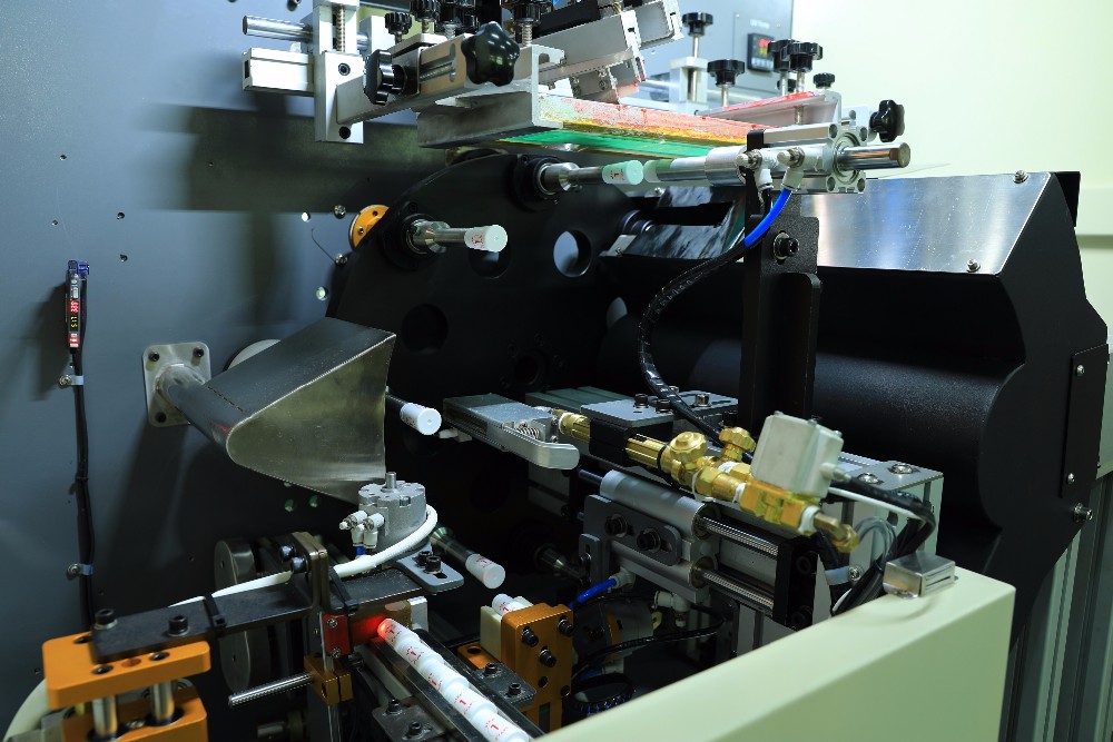 एपीएम प्रिंट - एस103 स्वचालित स्क्रीन प्रिंटर यूवी सिस्टम और आईआर सिस्टम के साथ, ऑटो रजिस्टर, स्टैंड अप ऑटो स्क्रीन प्रिंटर के साथ ऑटो अनलोड 18