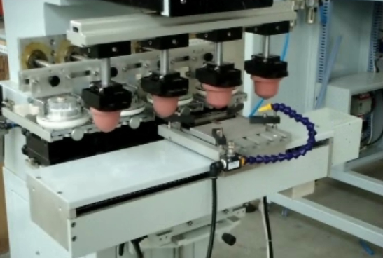 Mesin cetak pad printer empat warna dengan konveyor