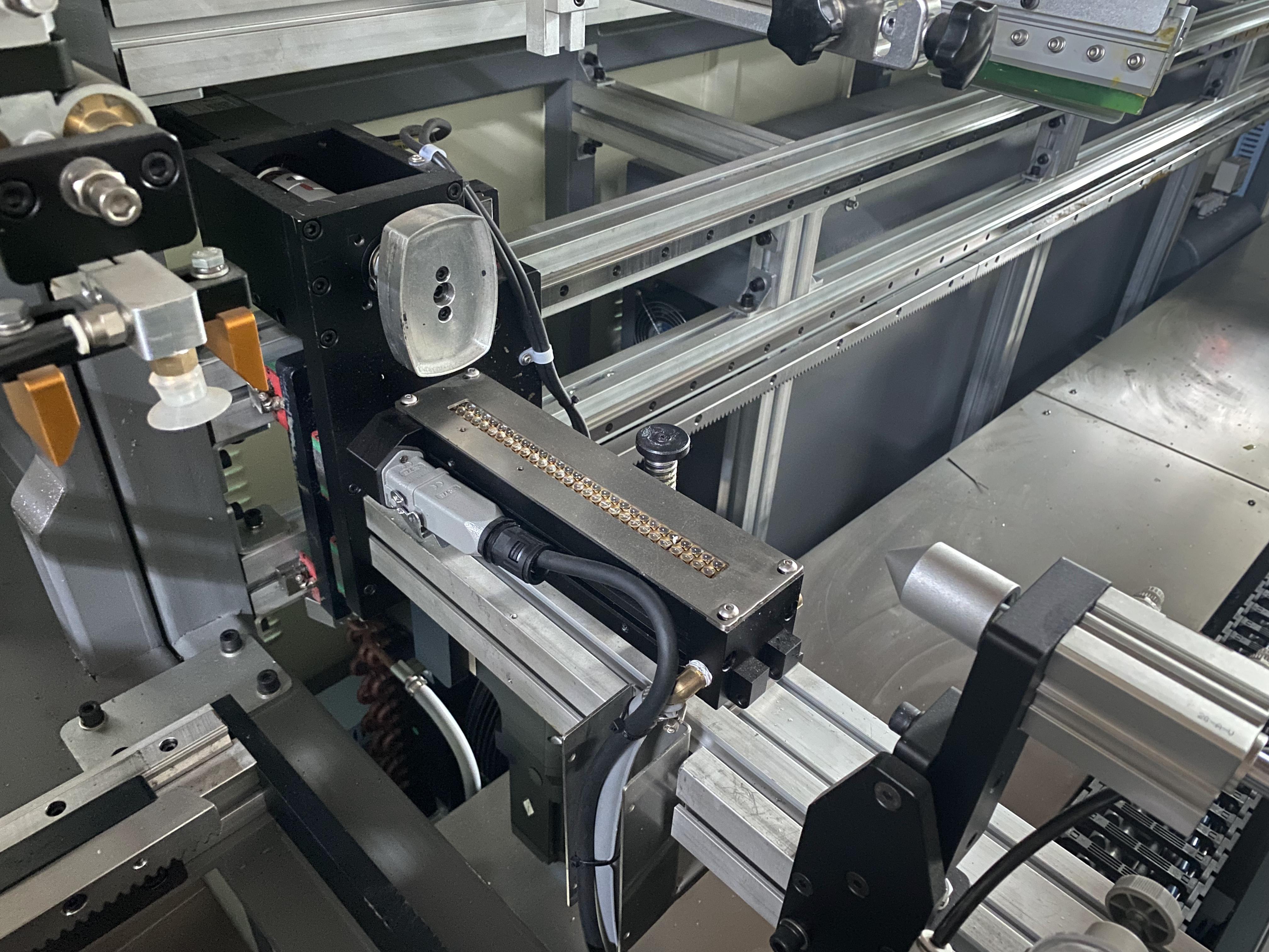 APMPRINT-S104M Automatyske mearkleurige skermprinter foar it printsjen fan plestik glês metalen bekers flessen 5