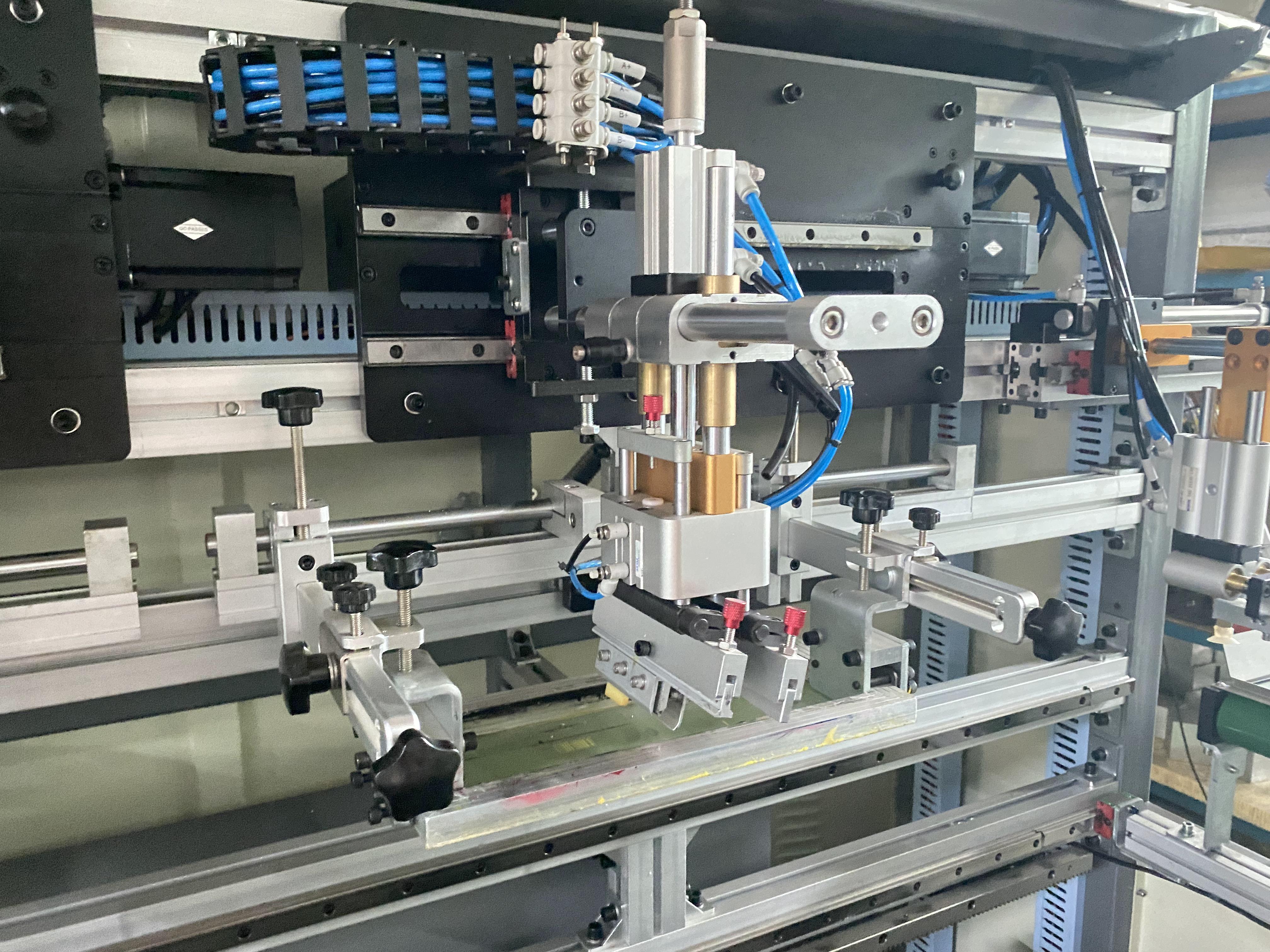 APMPRINT-S104M Automatyske mearkleurige skermprinter foar it printsjen fan plestik glês metalen bekers flessen 4