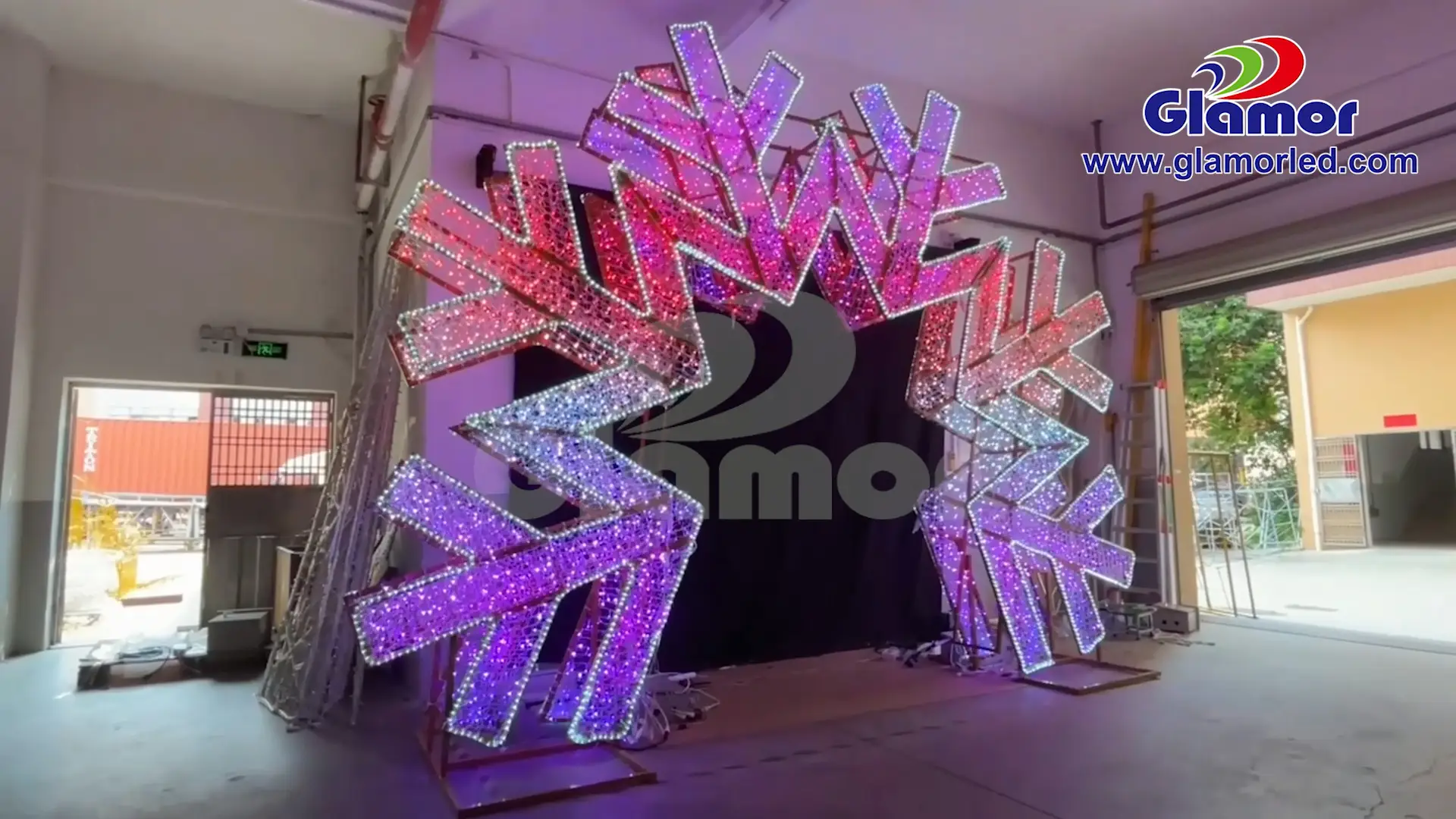 Hochwertiges 3D-Display mit großer Schneeflocke für das Festival und die Weihnachtsdekoration vom Hersteller Glamour Factory 1