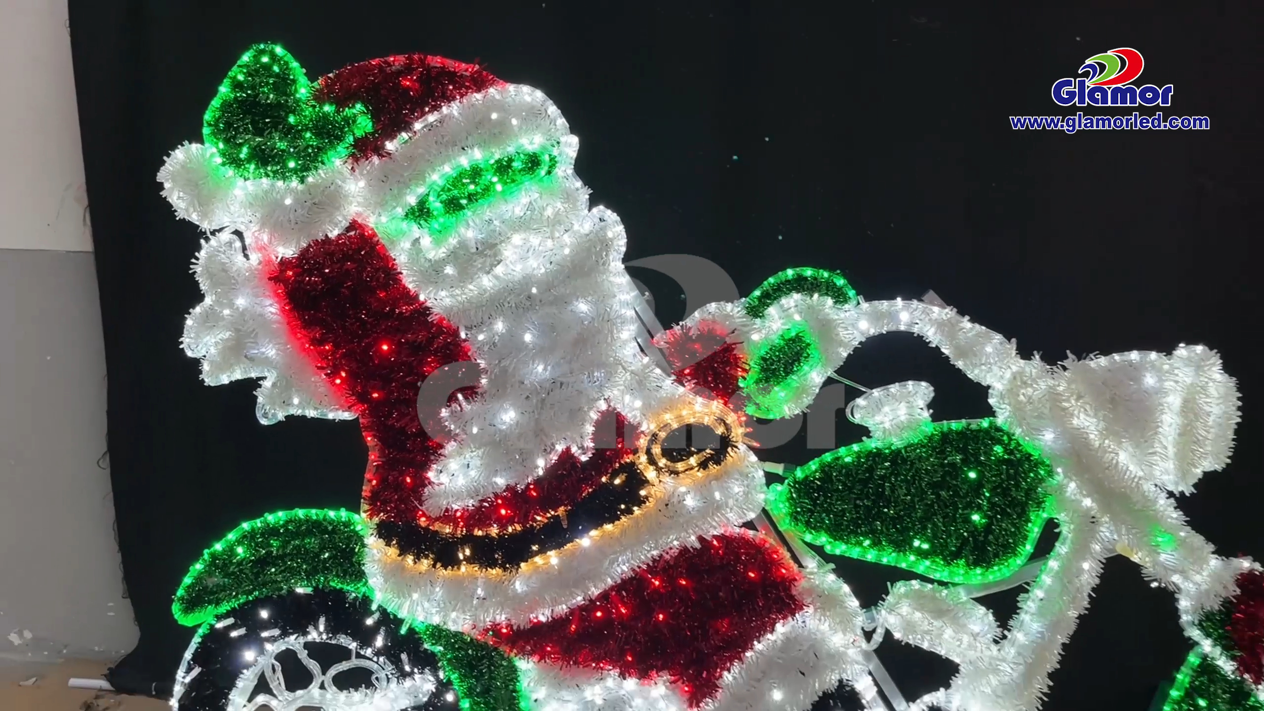 2D i loko o waho e hoʻohana ana i ka maikaʻi e alualu ana iā Santa Claus Christmas decoraion kukui kumu kumu | Mea hana glamor 3