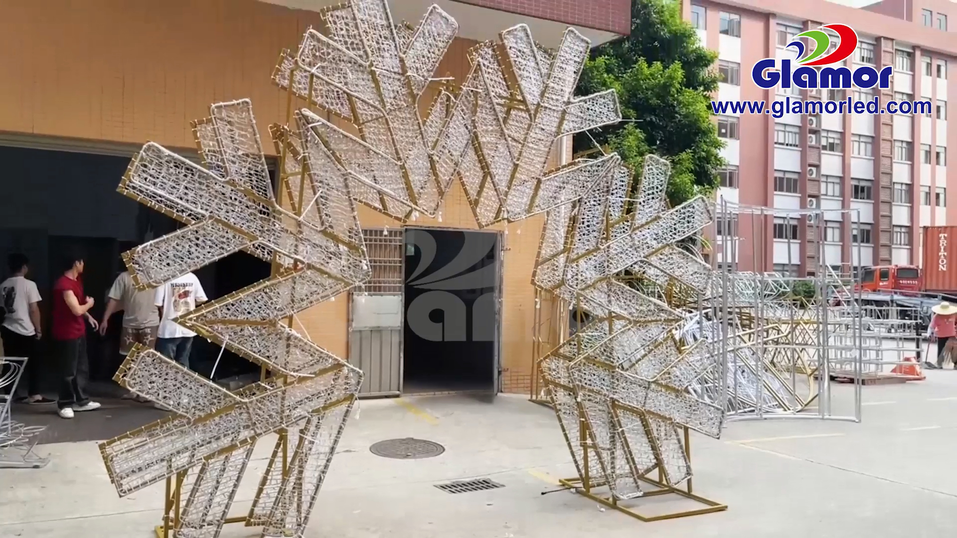 តើ​អ្នក​ដឹង​ពី​របៀប​ដំឡើង​គំនូរ​ផ្កា​ព្រិល 3D ធំៗ​ទេ? គ្រឿង​តុបតែង​ភ្លើង​បង្ហាញ​បុណ្យ​ណូអែល​ពី​ក្រុមហ៊ុន Glamour Manufacturer 2