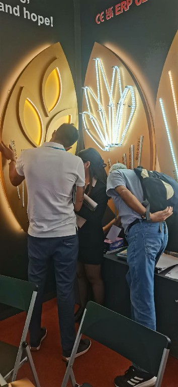 136-aad CANTON FAIR 2D 3D motifs soo bandhigay alaabada iftiinka silsiladda iftiinka ee xadhigga | Iibiyaha Glamour 3