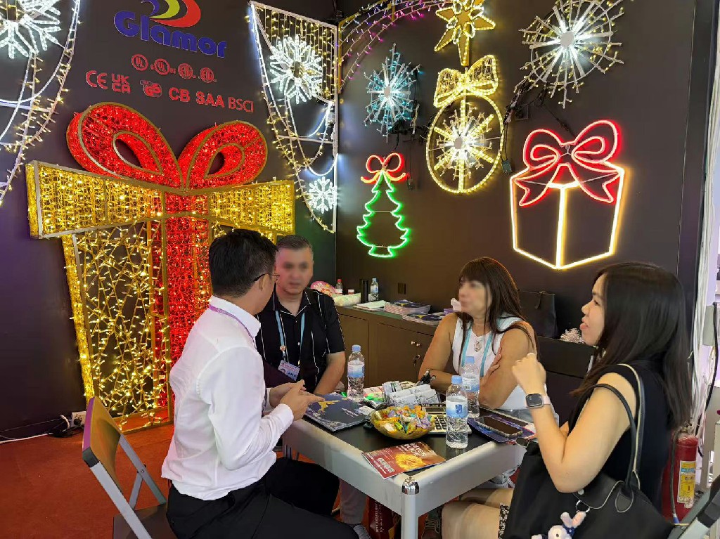 136-aad CANTON FAIR 2D 3D motifs soo bandhigay alaabada iftiinka silsiladda iftiinka ee xadhigga | Iibiyaha Glamour 1